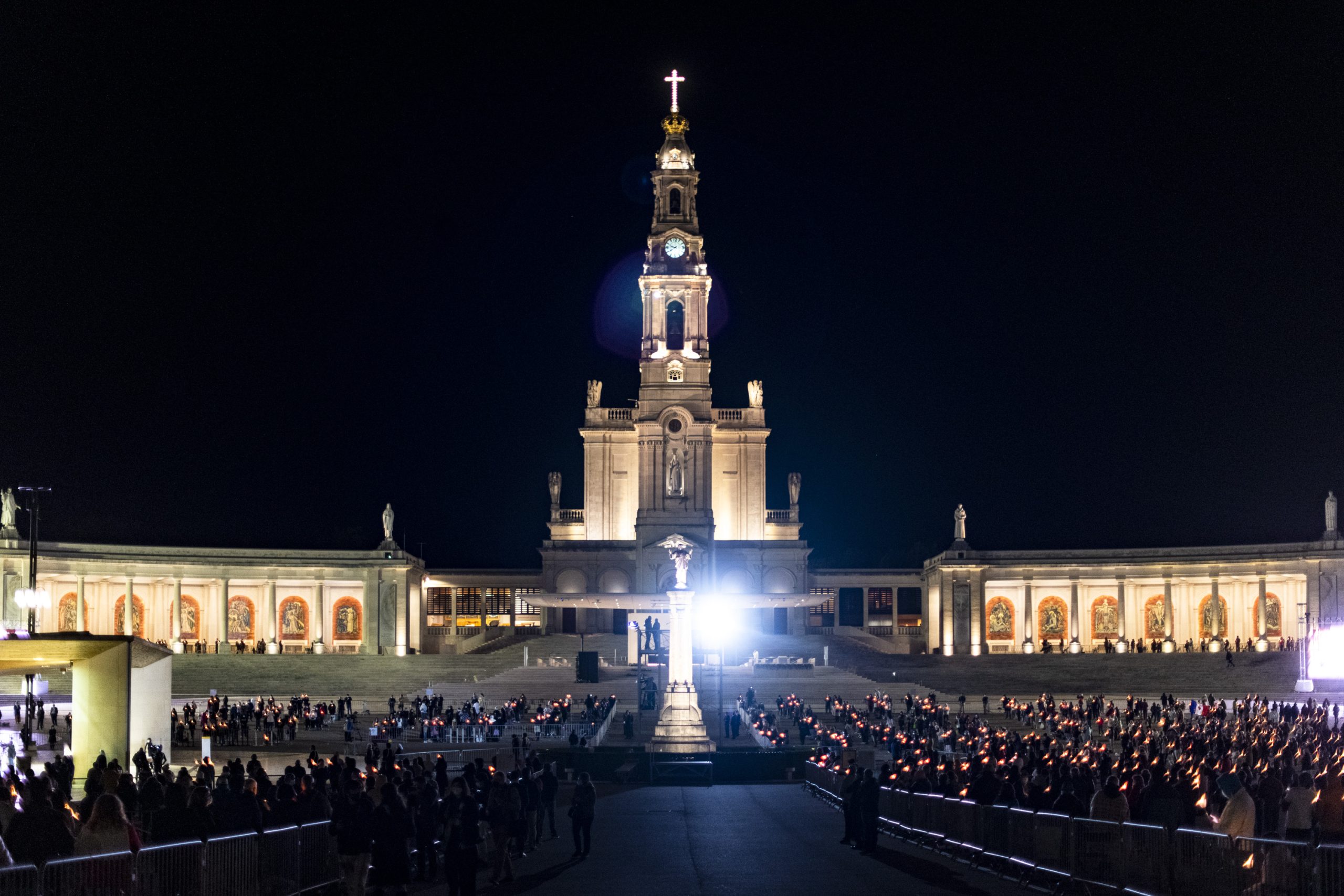 “Normalmente nunca venho pedir, só agradecer”. O Santuário de Fátima iluminou-se mas ainda sobraram lugares vagos