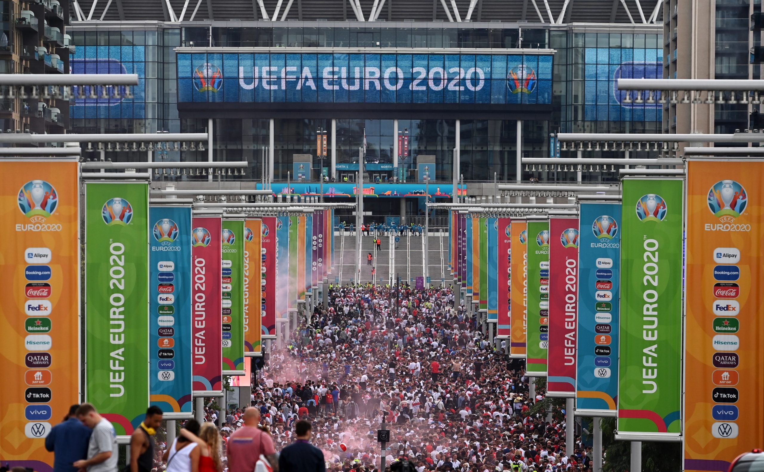 Euro2020: Adeptos tentam furar barreiras segurança para entrar em Wembley
