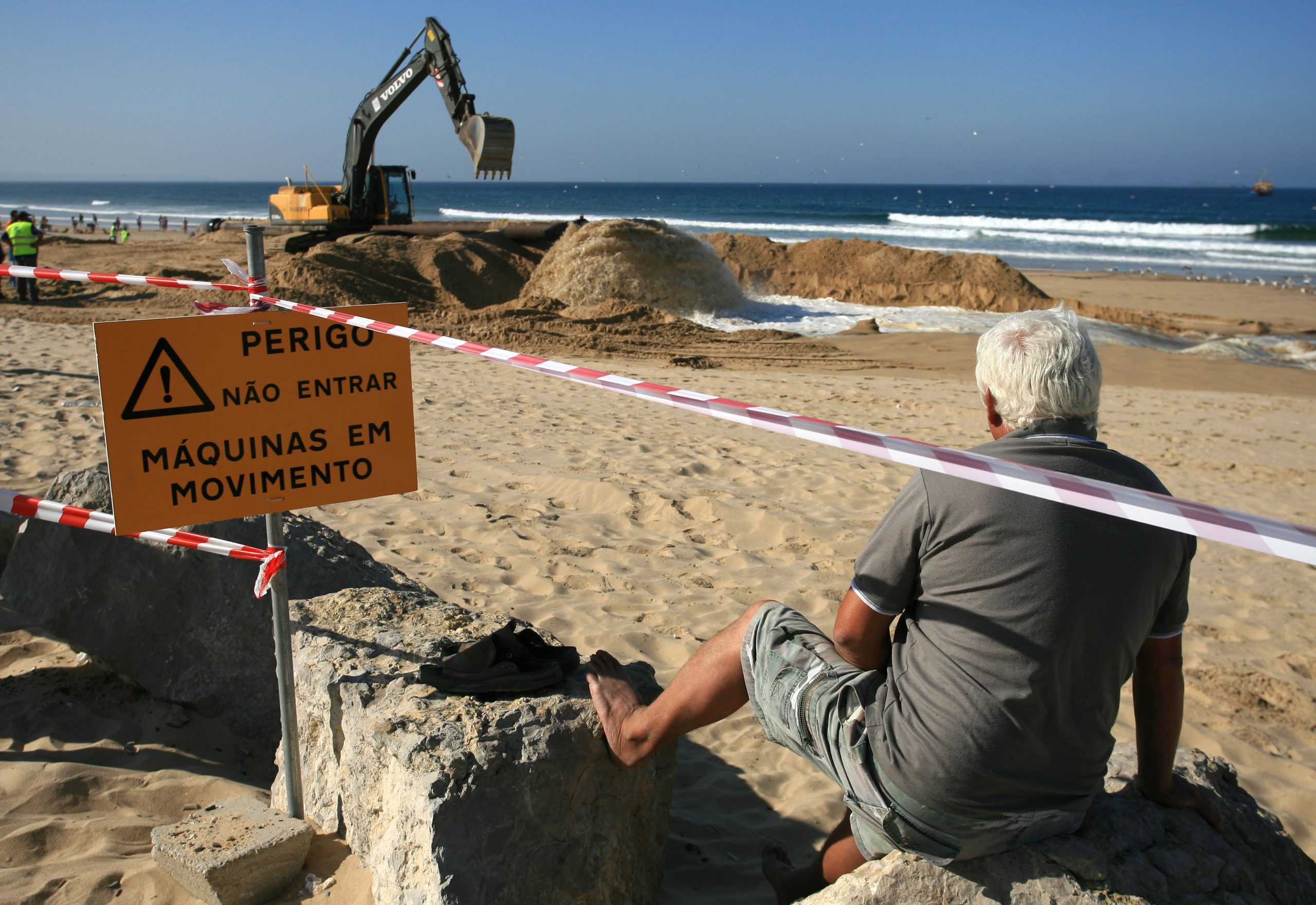 Especialistas dizem que enchimento de praias para travar erosão costeira custa milhões ao Estado
