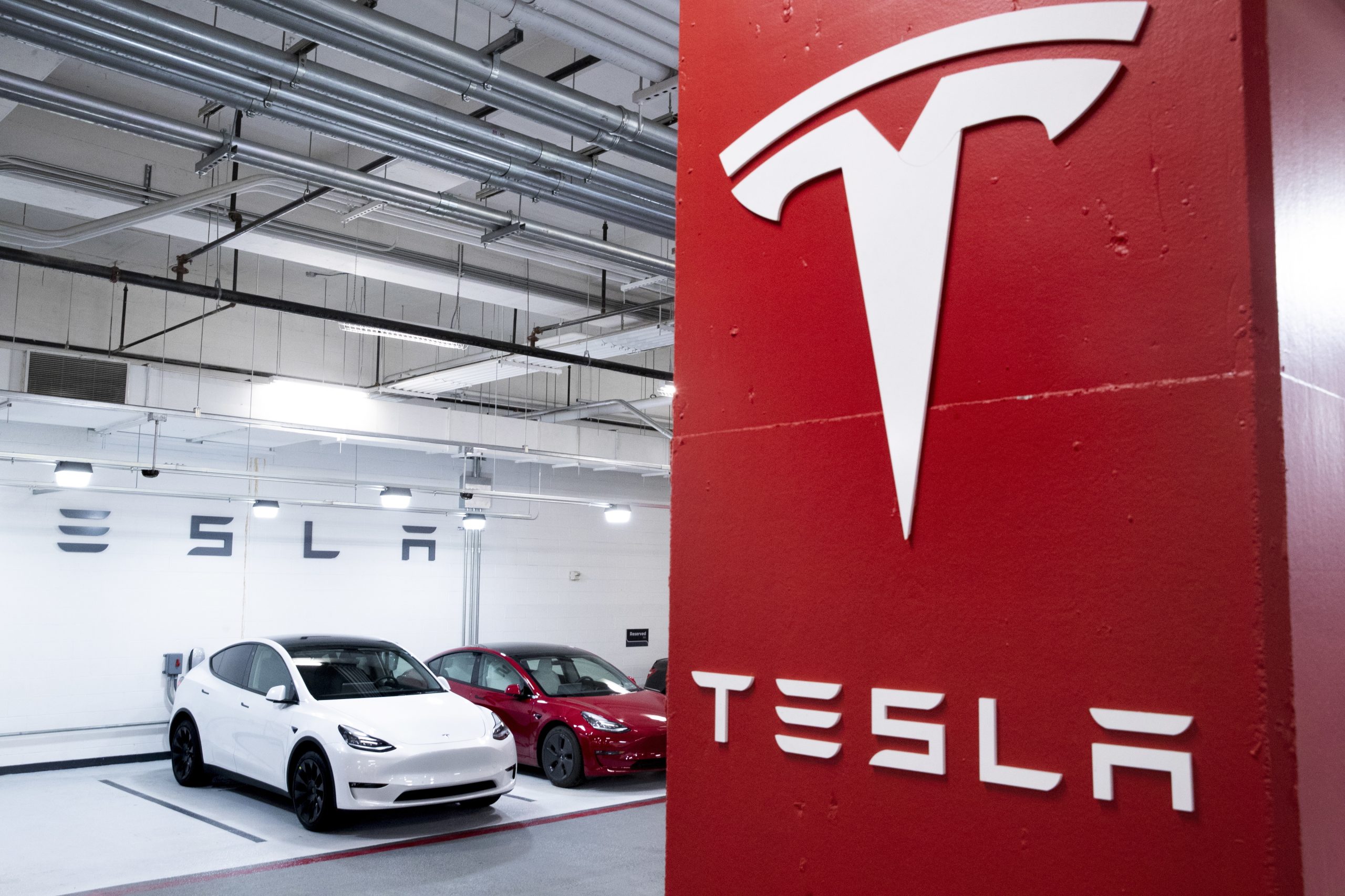 Entidade reguladora da Califórnia acusa Tesla de enganar consumidores