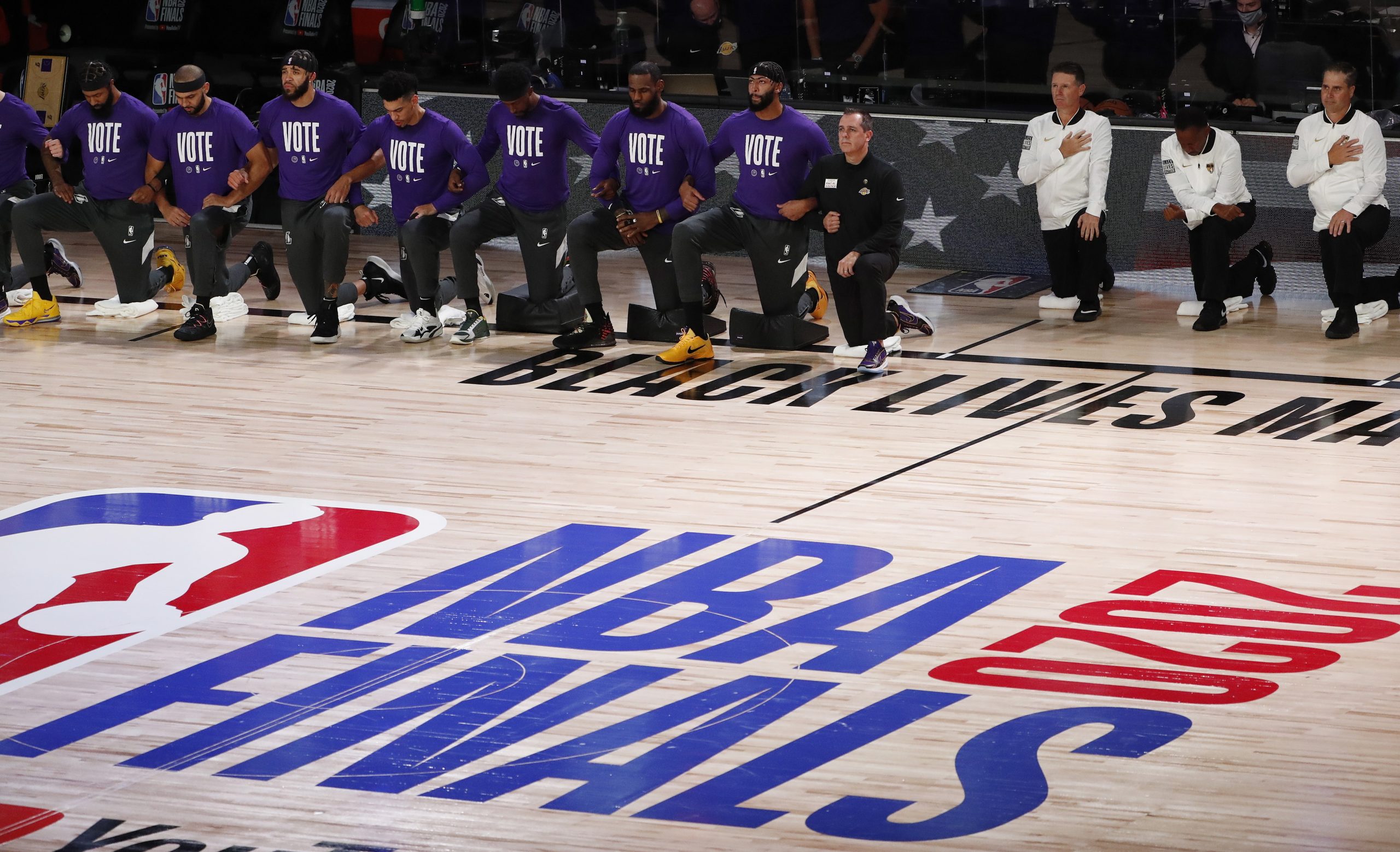 Lakers dominam desfalcados Heat e ficam a dois triunfos do título da NBA