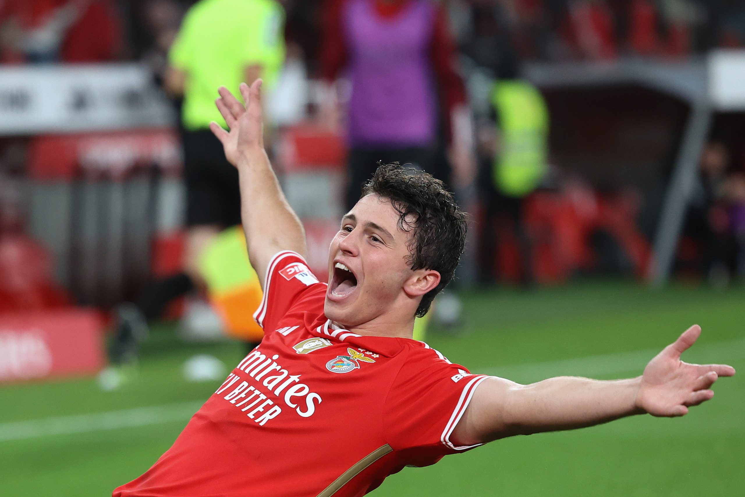 João Neves deixa o Benfica para rumar ao Paris Saint-Germain por 59,9 milhões