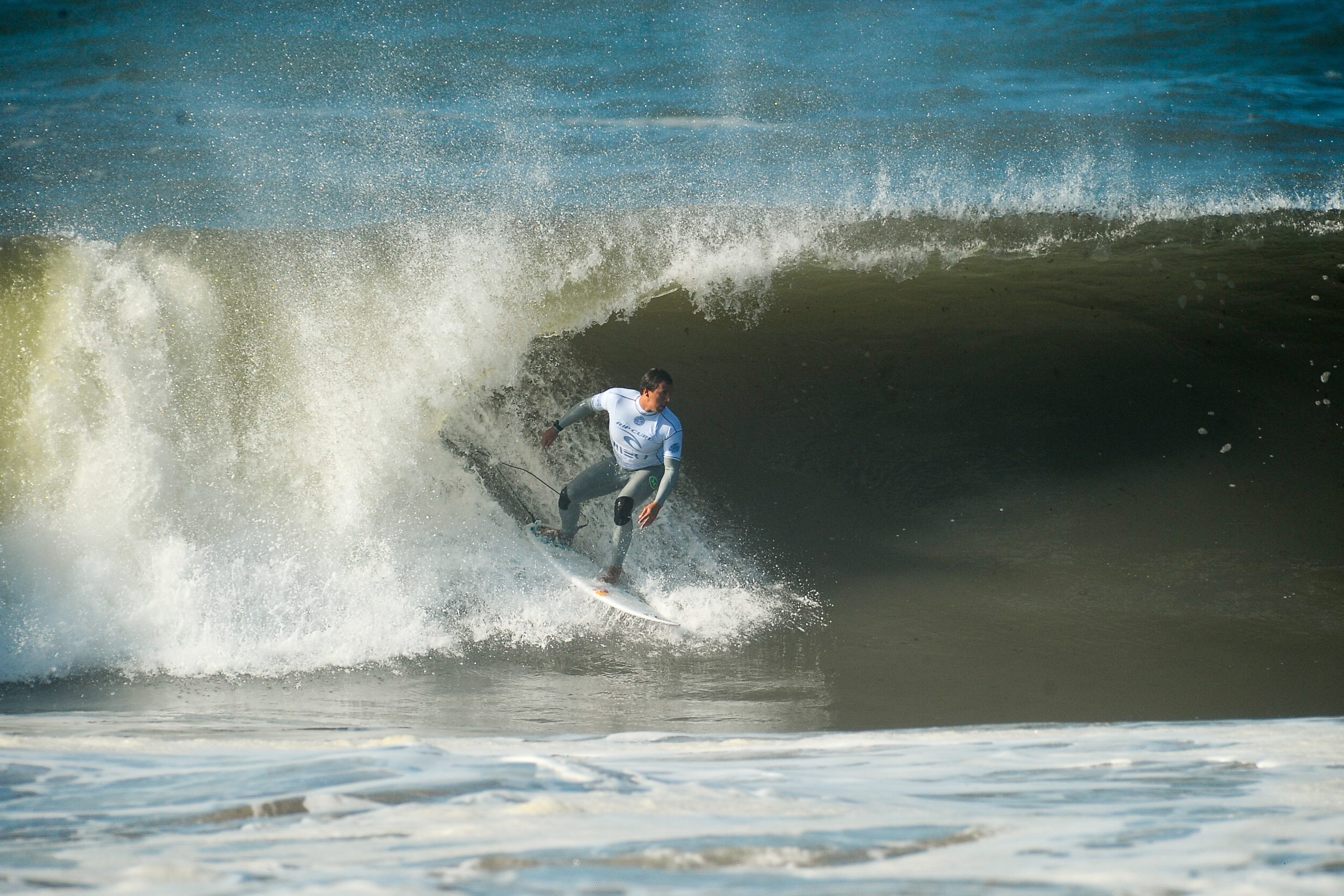 Surfista Vasco Ribeiro junta-se a ‘Kikas’ e Blanco na prova da elite em Peniche