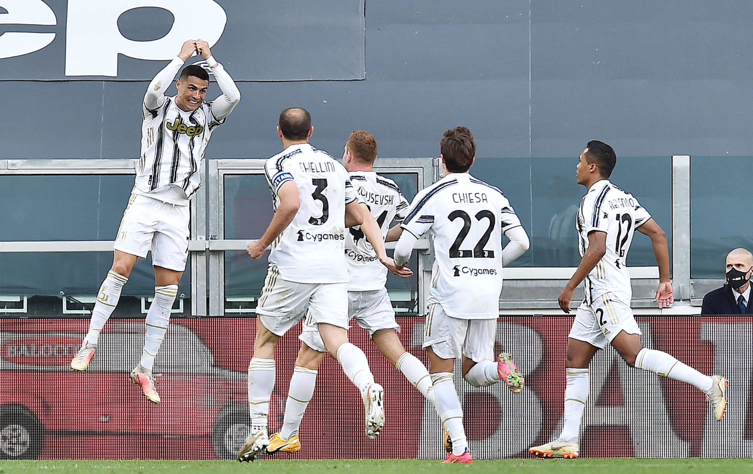 Juventus impõe-se ao Inter com golo de Ronaldo e mantém-se na luta pelo ‘top-4’