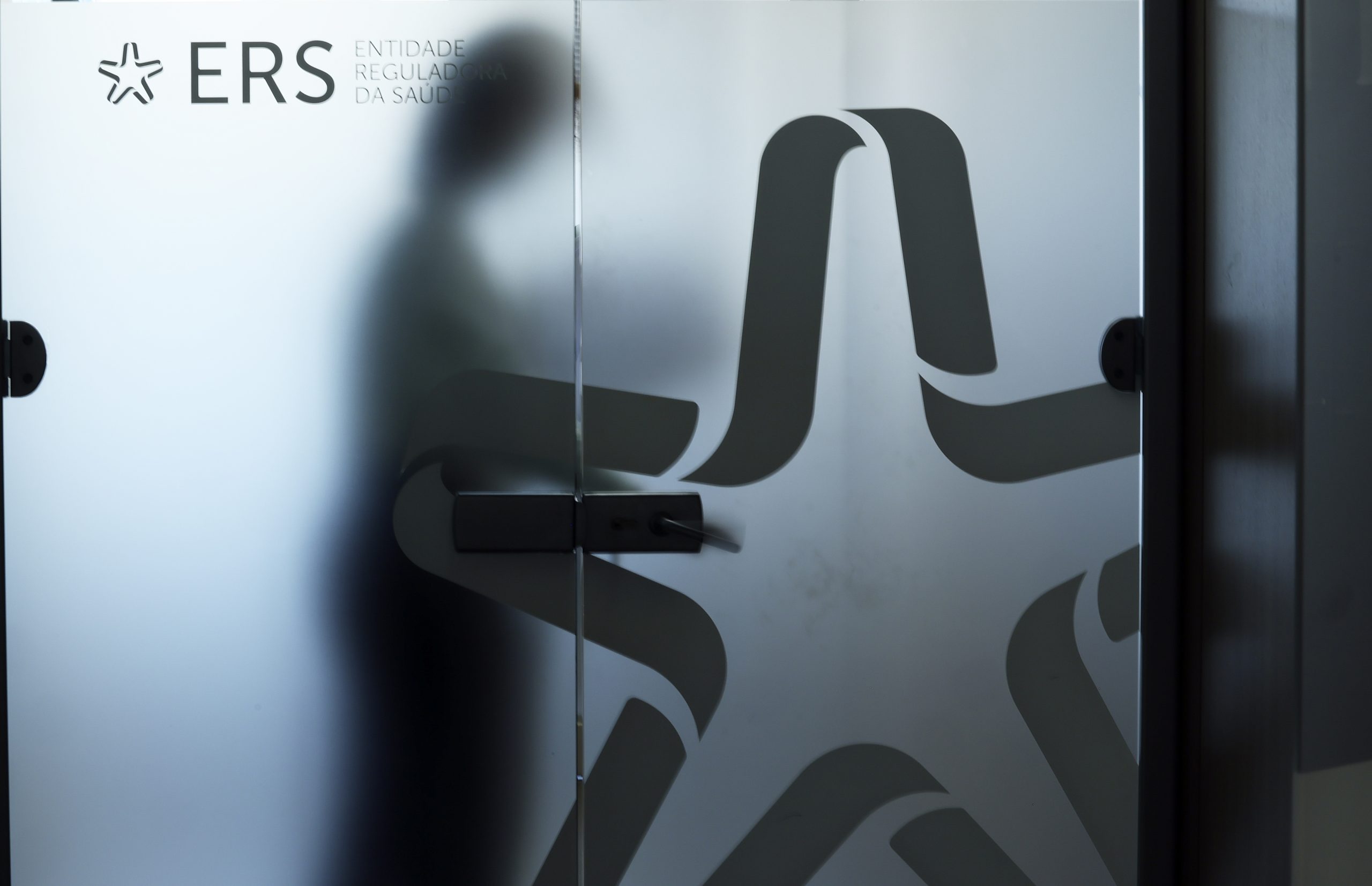 Regulador avisa que SNS não pode recusar cuidados a utentes acompanhados nos setores privado e social