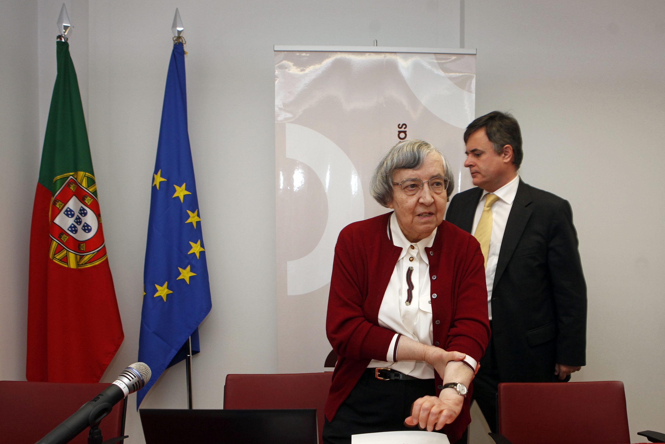 OE2016: Melhoria do défice deveu-se sobretudo à redução da despesa