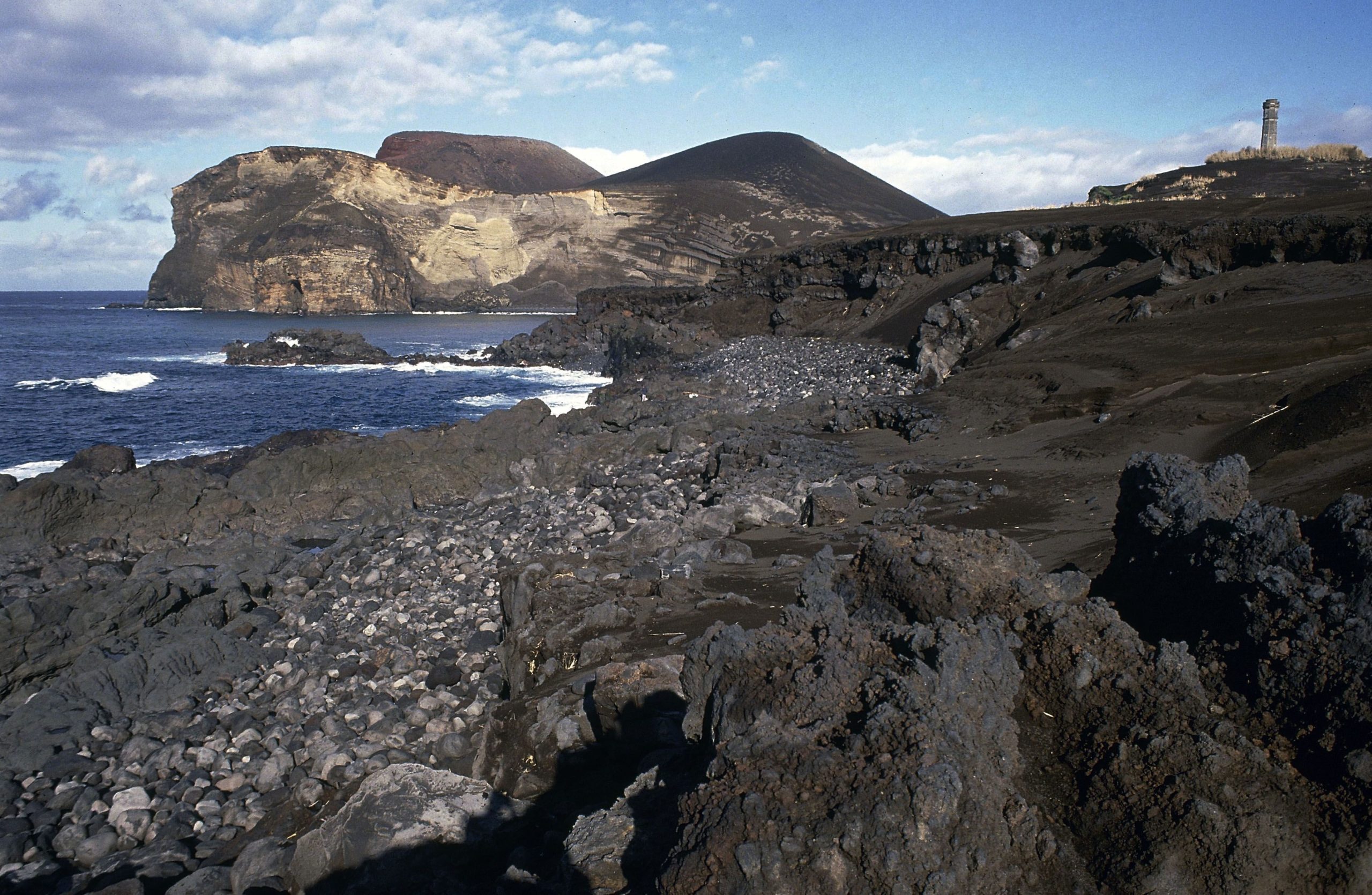 Alerta vulcânico nos Açores sobe de nível em Santa Bárbara e Terceira