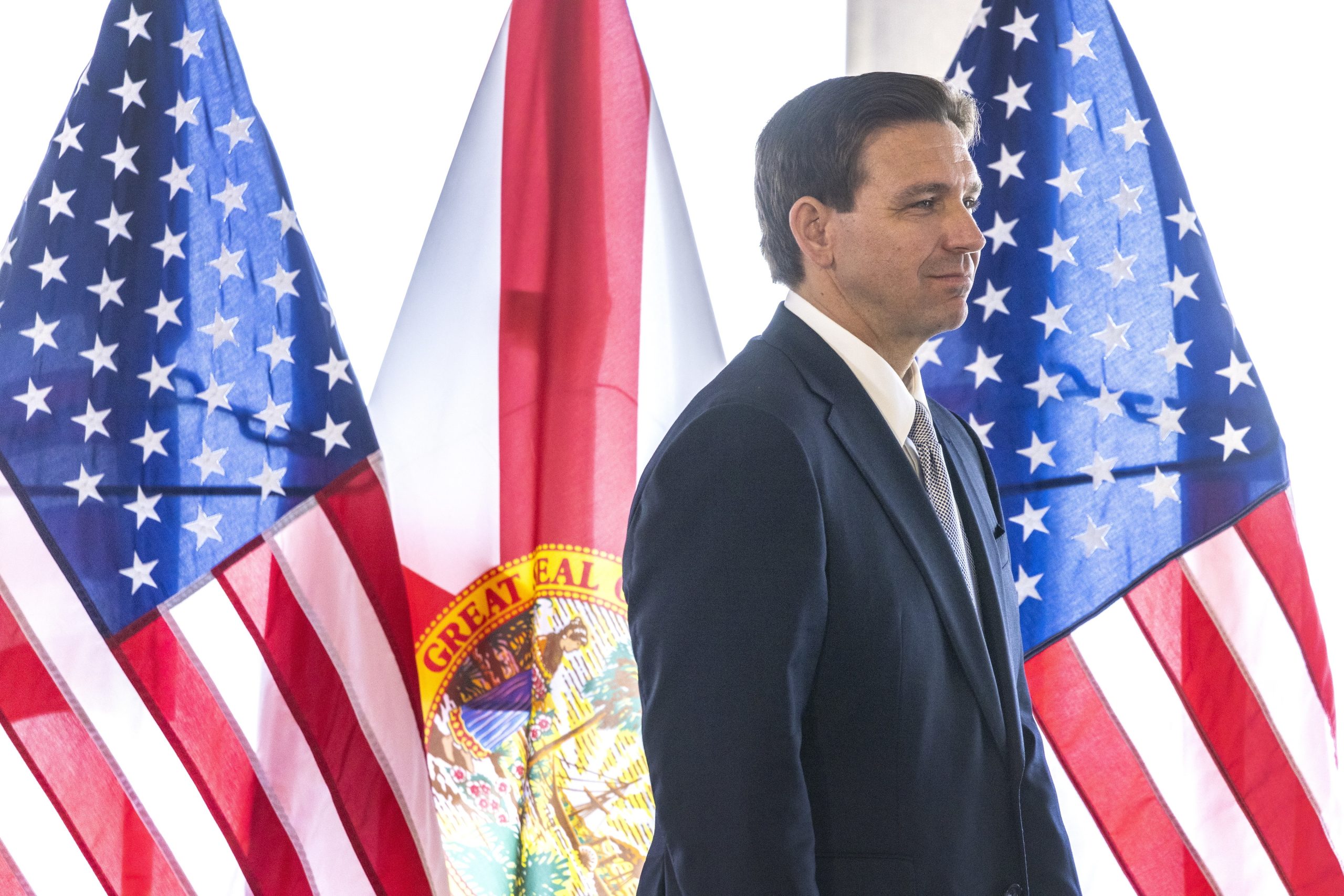 EUA: Ron DeSantis sai da corrida e anuncia apoio a Trump