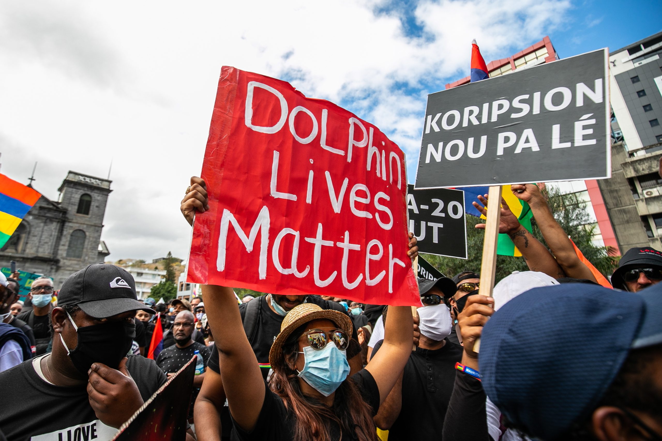 Milhares em protesto nas Maurícias por resposta lenta do governo a maré negra