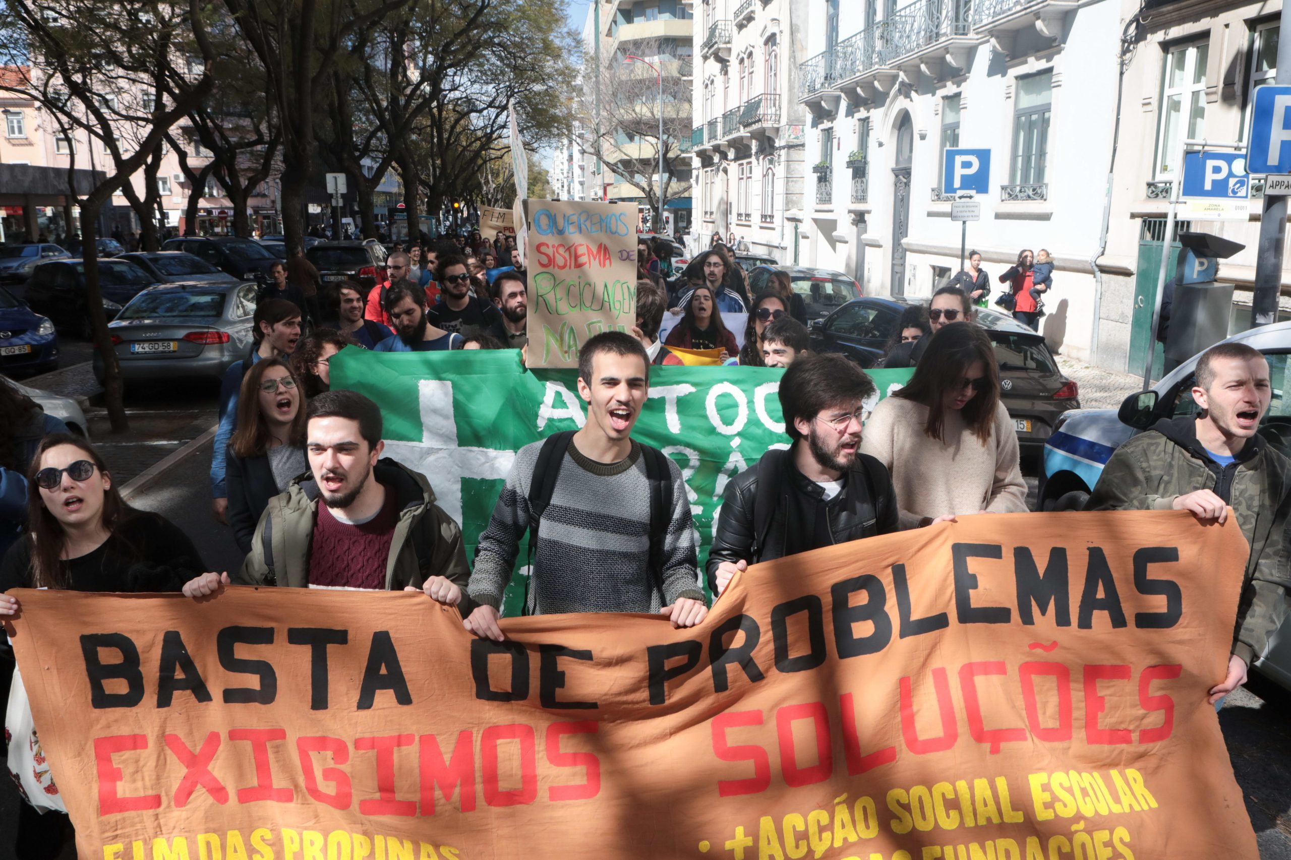 Estudantes do superior saíram à rua contra o estrangulamento no financiamento
