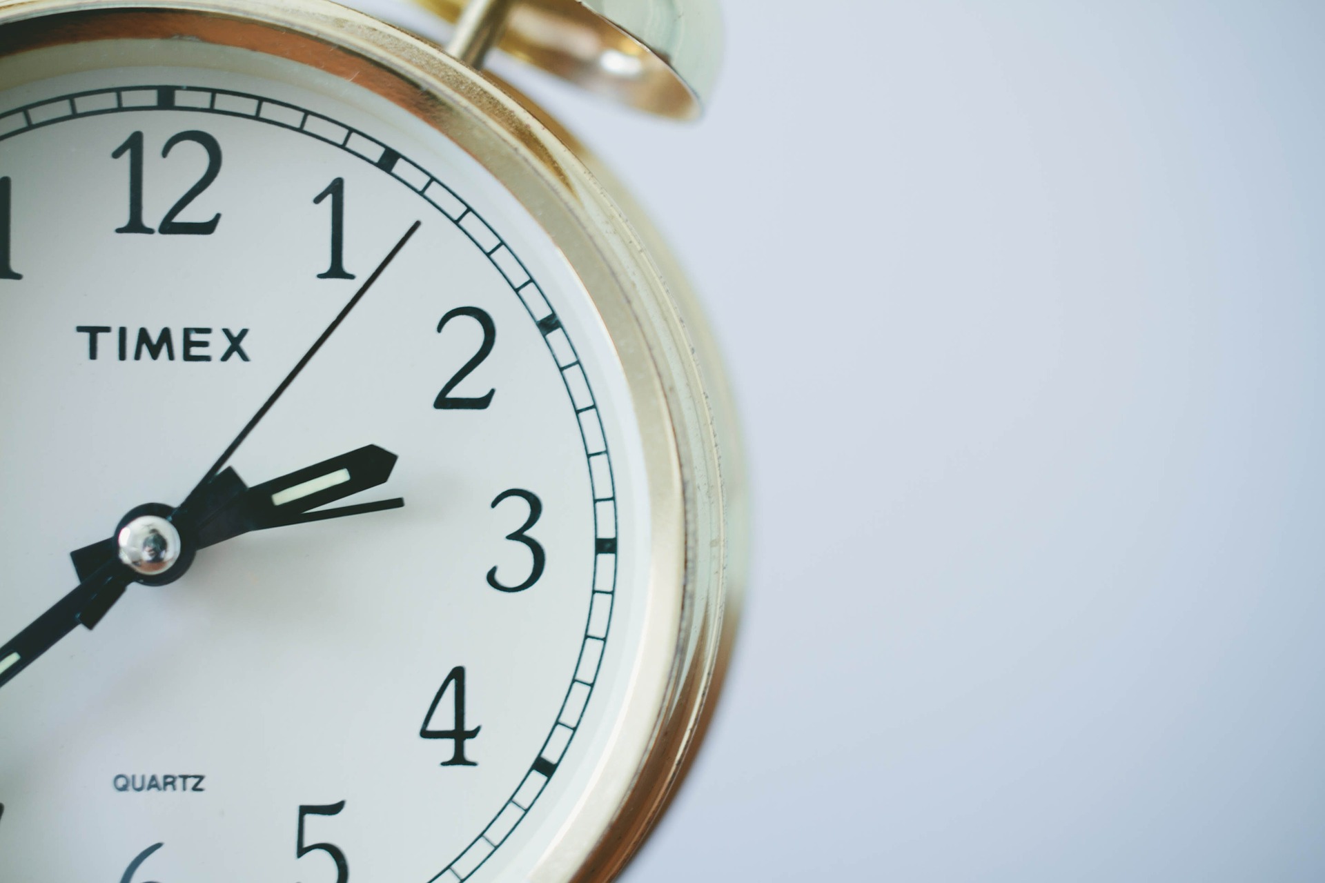 Relógios atrasam uma hora na madrugada do próximo domingo