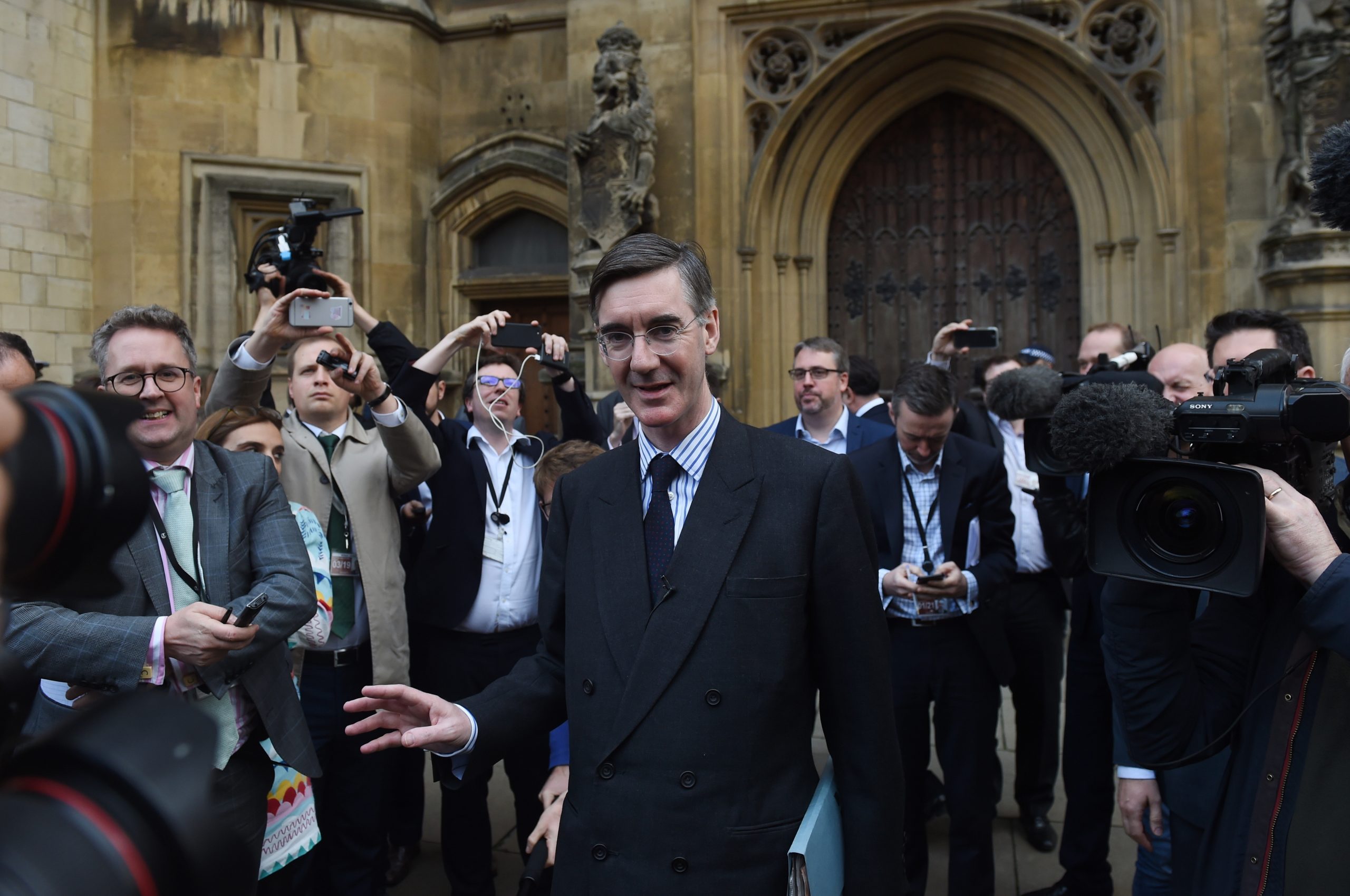 Conservador eurocético confirma ter subscrito moção de censura a Theresa May