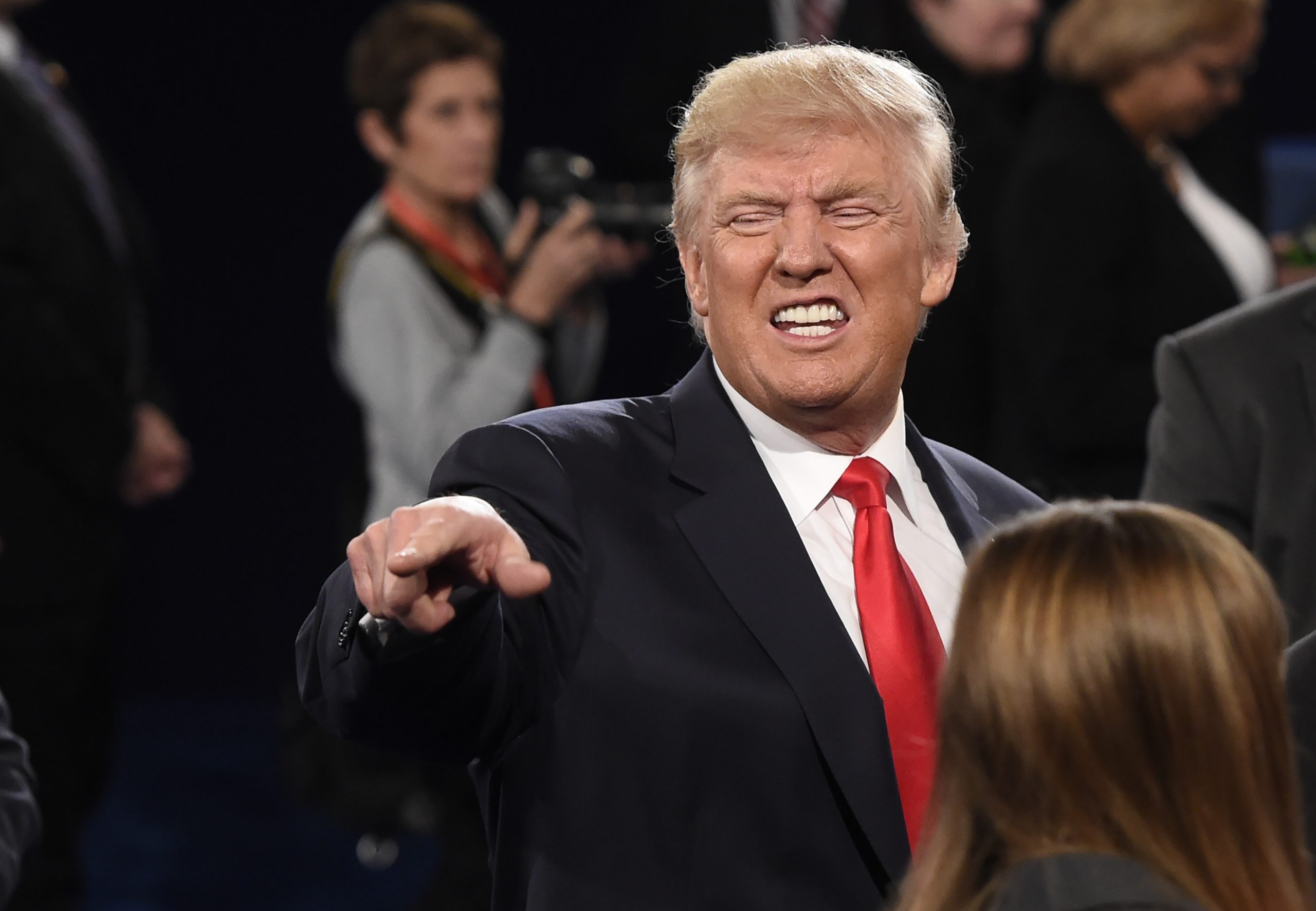 Trump diz que se for eleito Clinton irá para a prisão