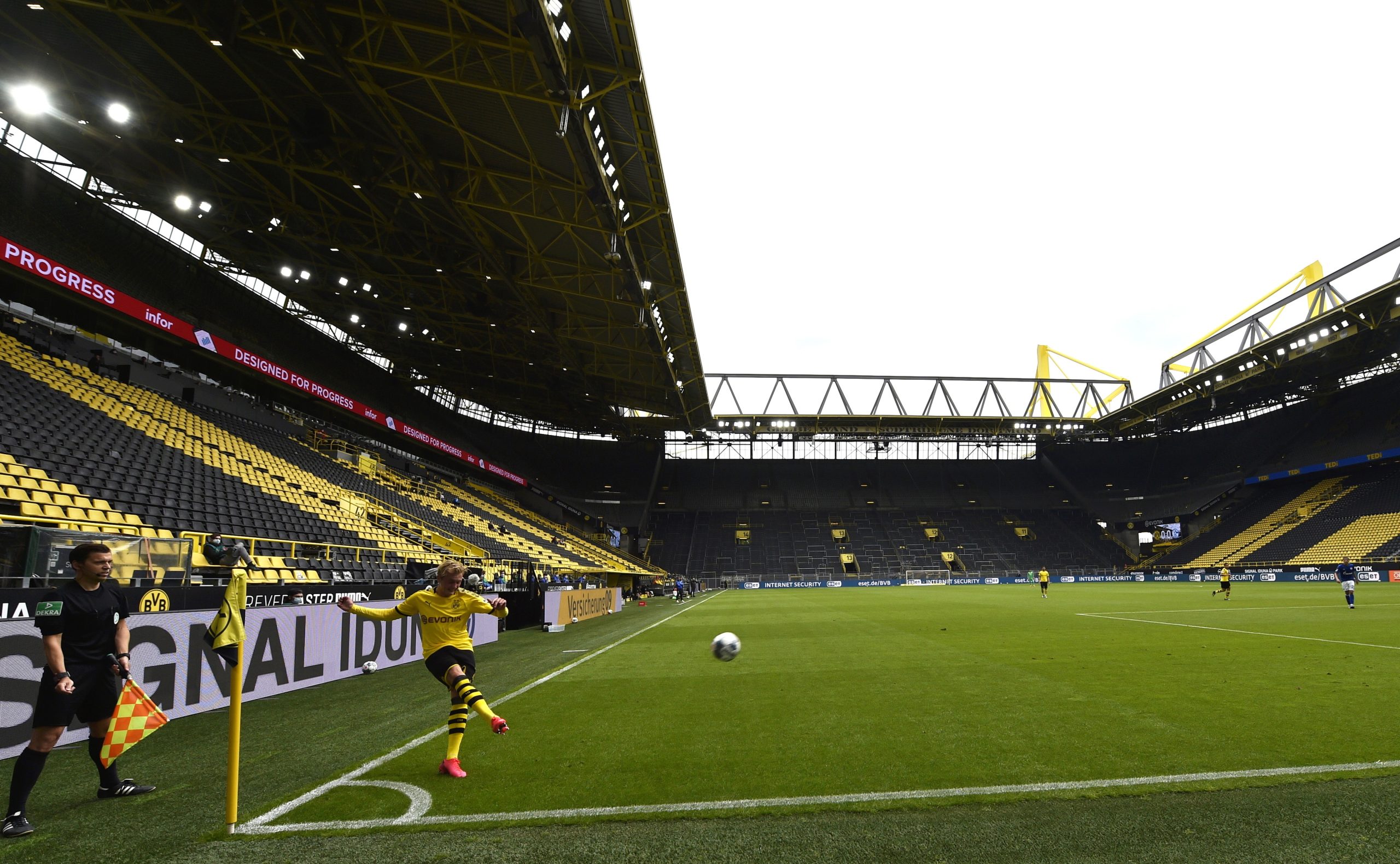 Bundesliga recomeçou com bancadas vazias e eco dos jogadores
