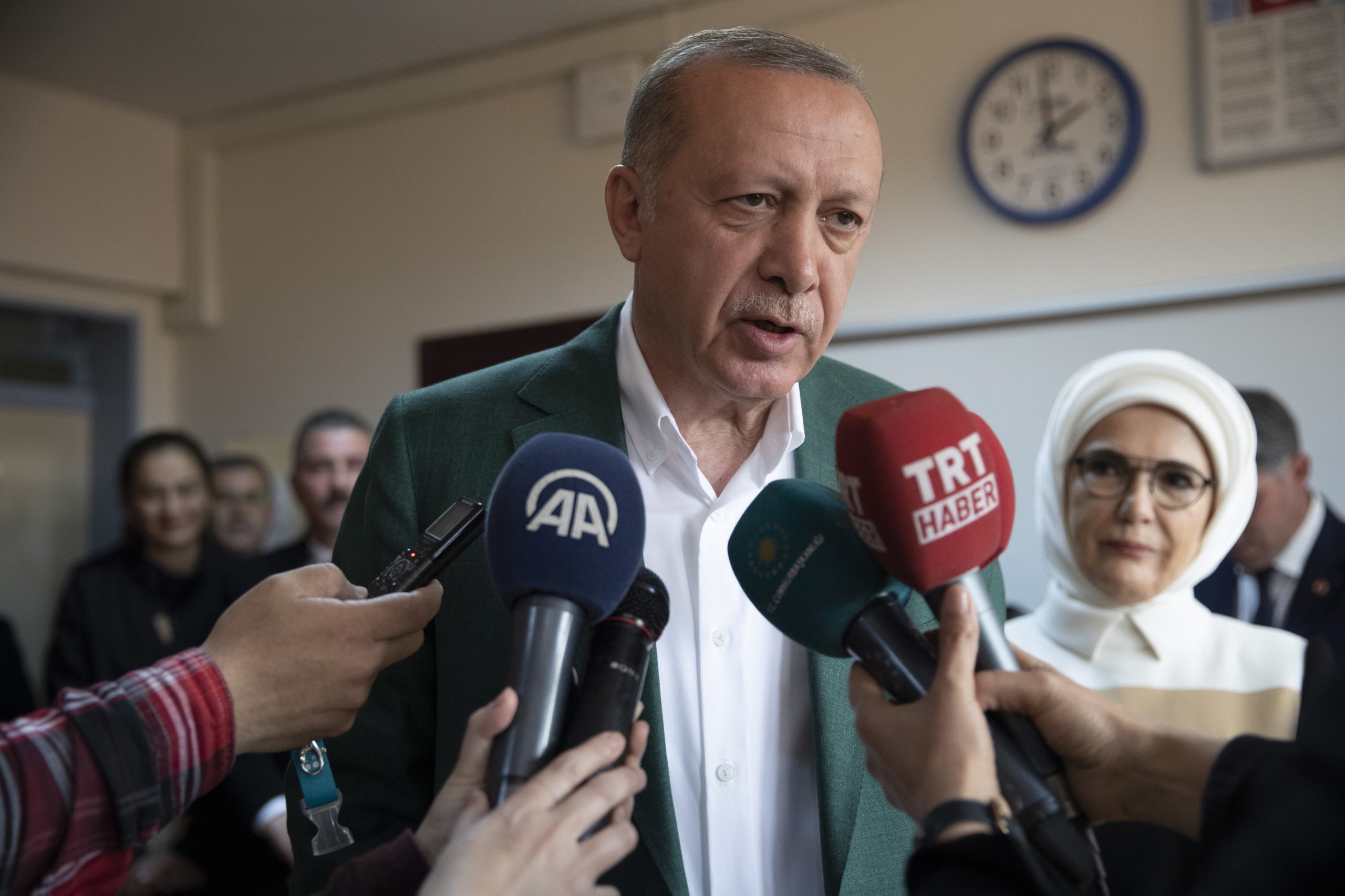 Presidente da Turquia lamenta morte de dois opositores durante eleições municipais