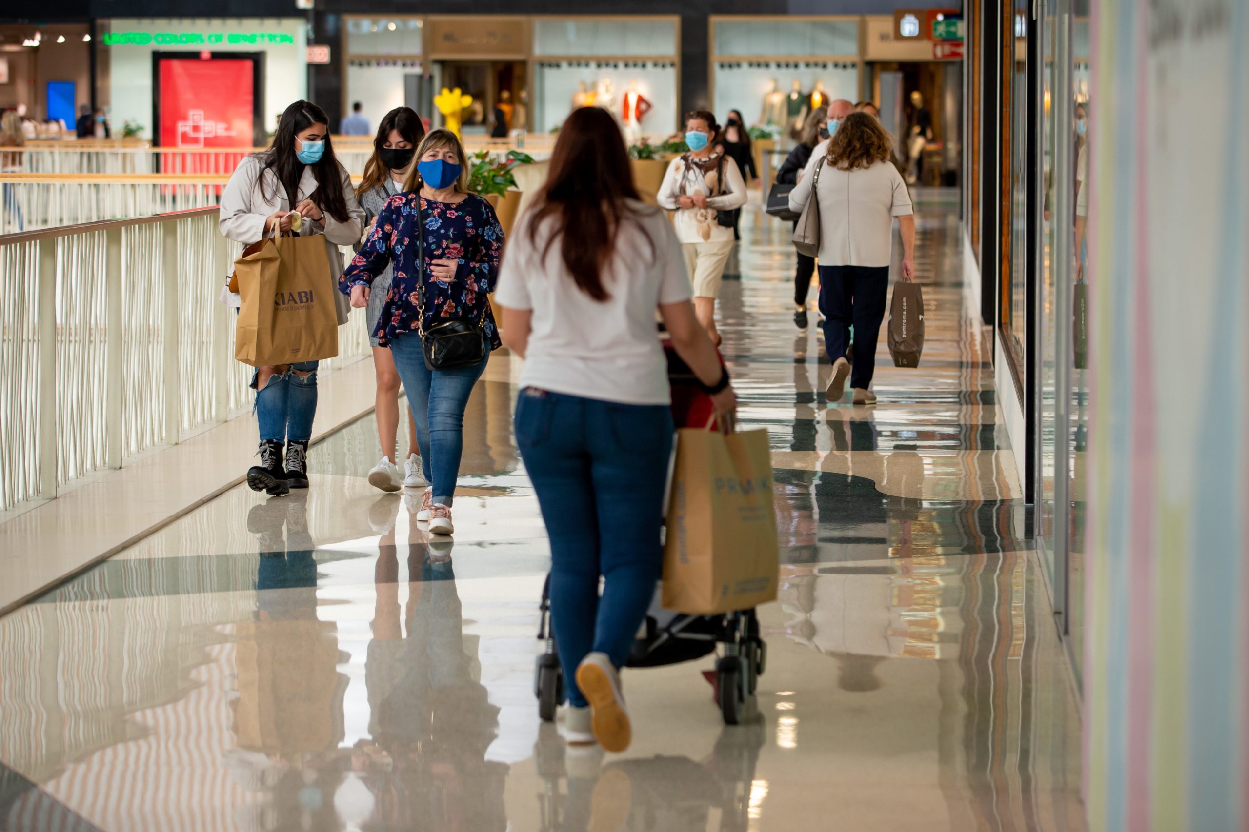 Encerramento das grandes superfícies aos domingos e feriados chumbado pela AR