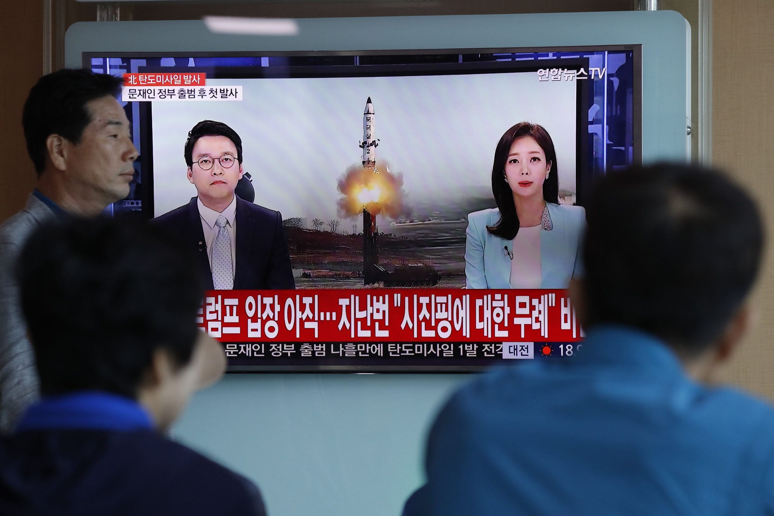 Coreia do Norte congratula-se com novo míssil balístico “de médio e longo alcance”