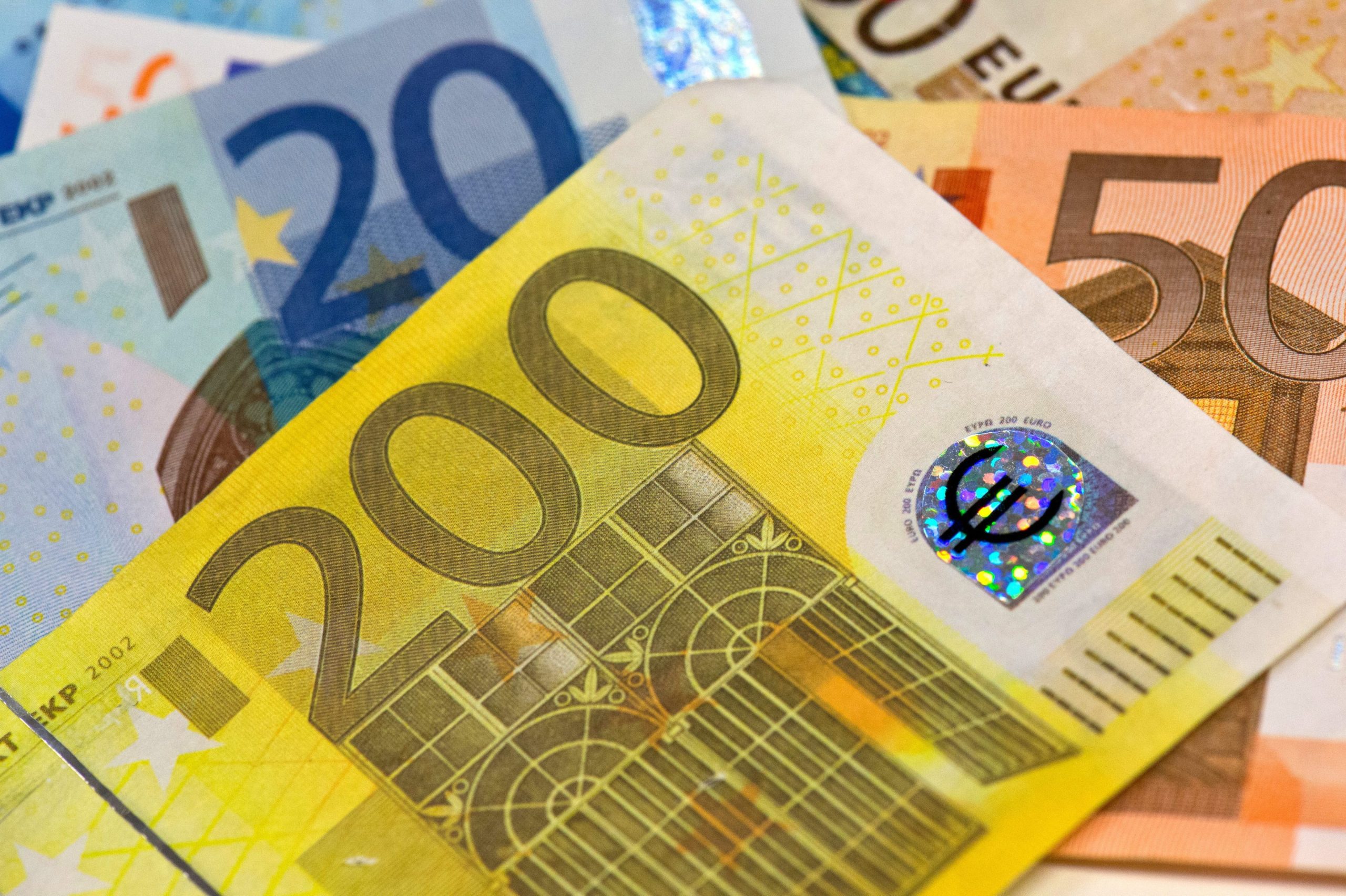 Euro cai para 1,0725 dólares
