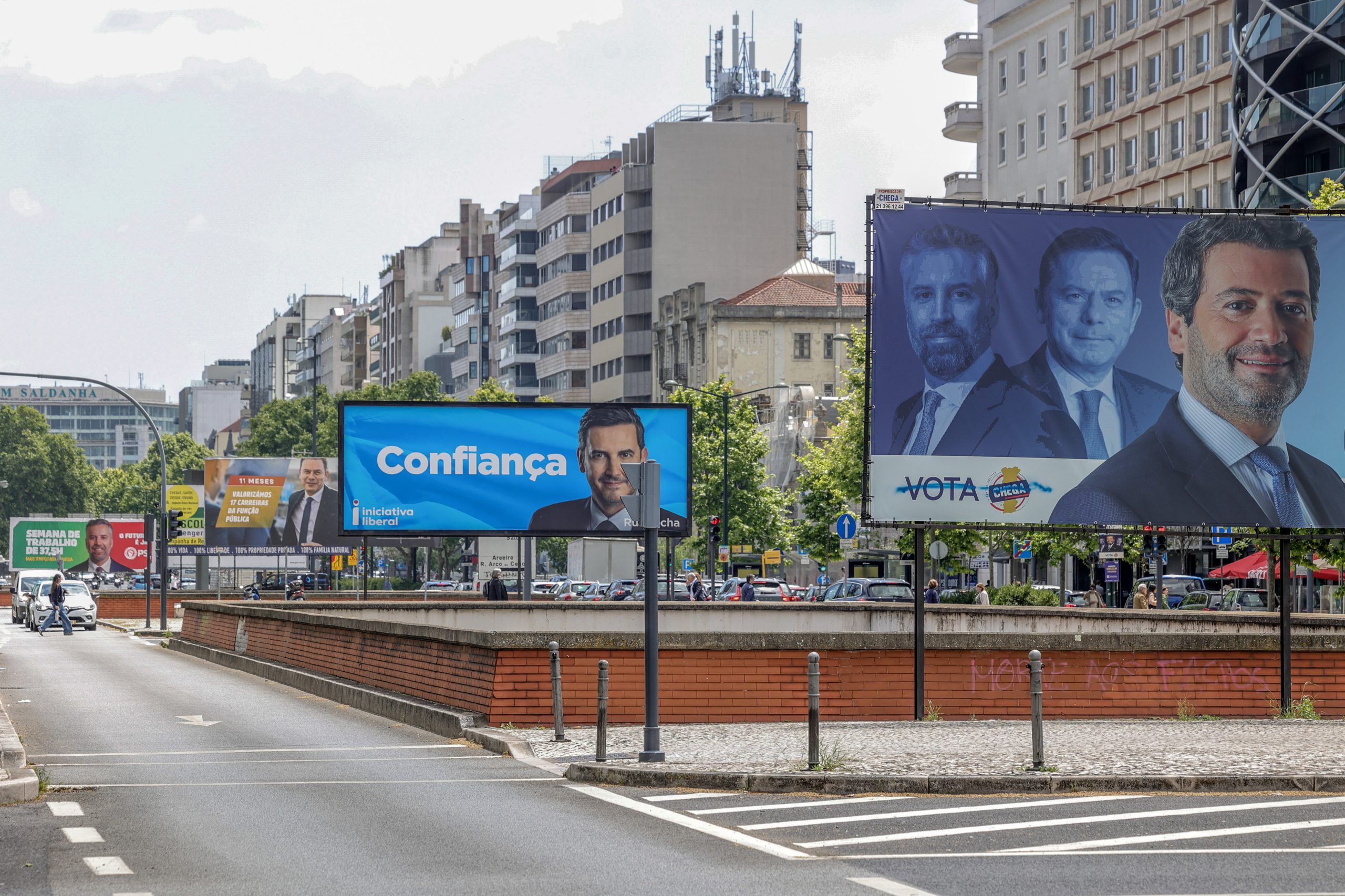 Moedas quer retirar cartazes políticos de “todas as grandes avenidas” de Lisboa