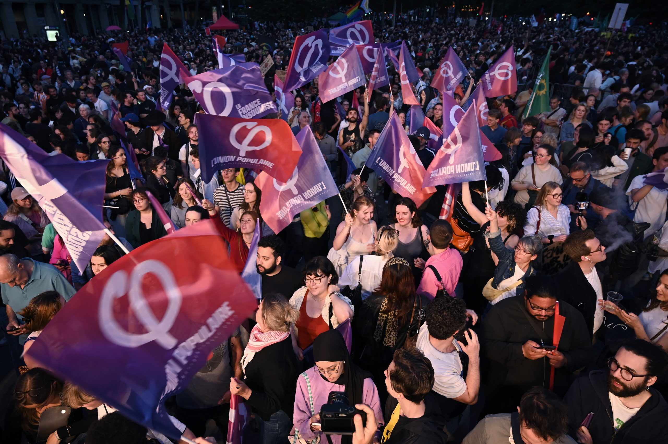França: Milhares de parisienses manifestam-se contra extrema-direita e pedem clarificação a Macron