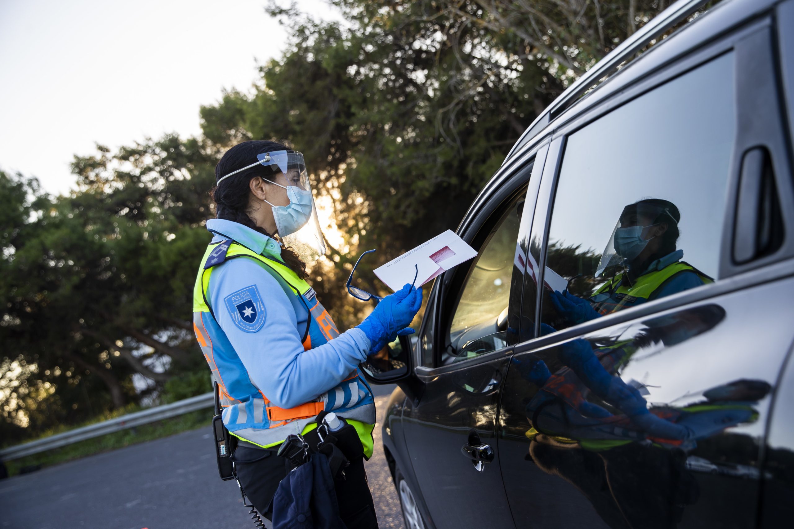 Aumentam multas por falta de inspeção e uso do telemóvel durante condução