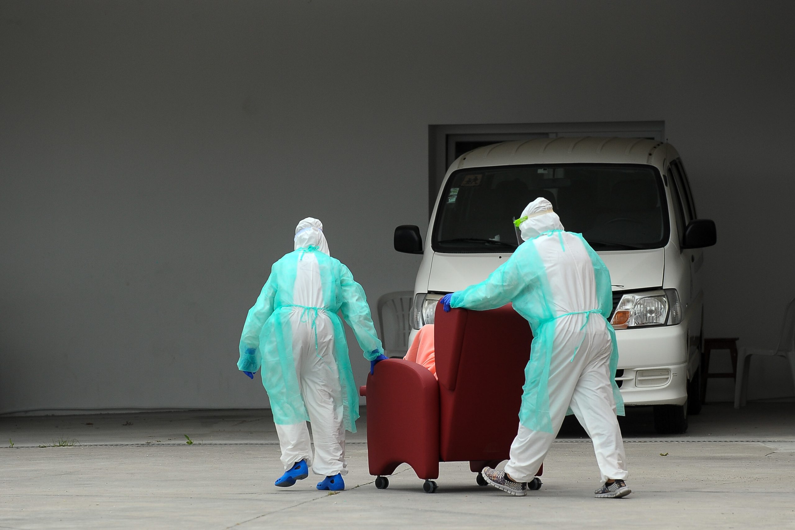 Covid-19: Idosos não podem ser condenados a prisão perpétua, diz virologista