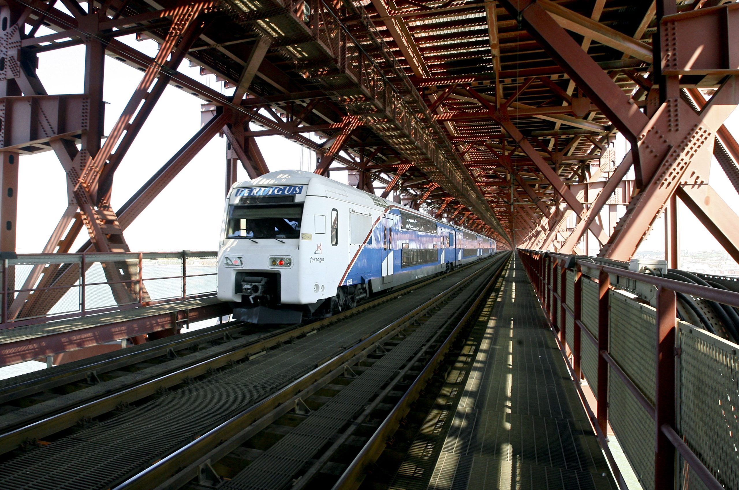 Comboios da Ponte 25 de Abril com mais lugares em meados de 2027
