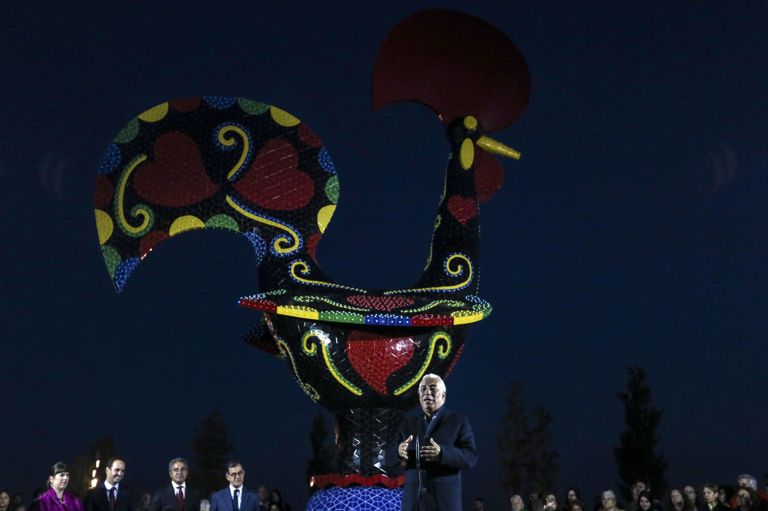 Gigante Galo de Barcelos ilumina-se junto ao Tejo antes de ‘voar’ para a China
