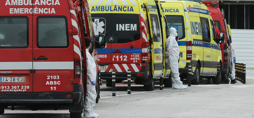 Doentes nas ambulâncias à porta do Santa Maria vão ser pré-triados por equipas do INEM