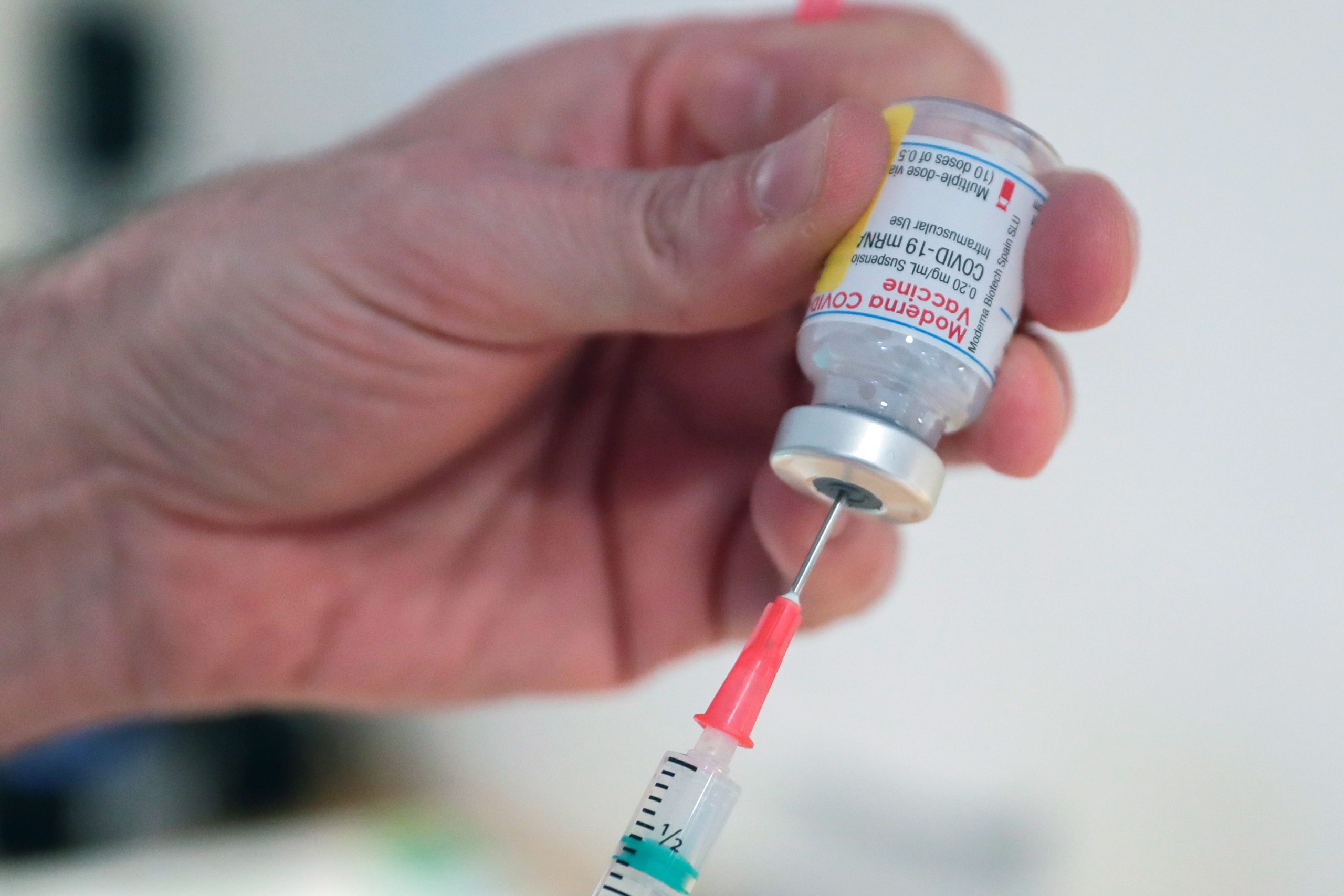 UE compra mais 300 milhões de doses de vacinas da Moderna