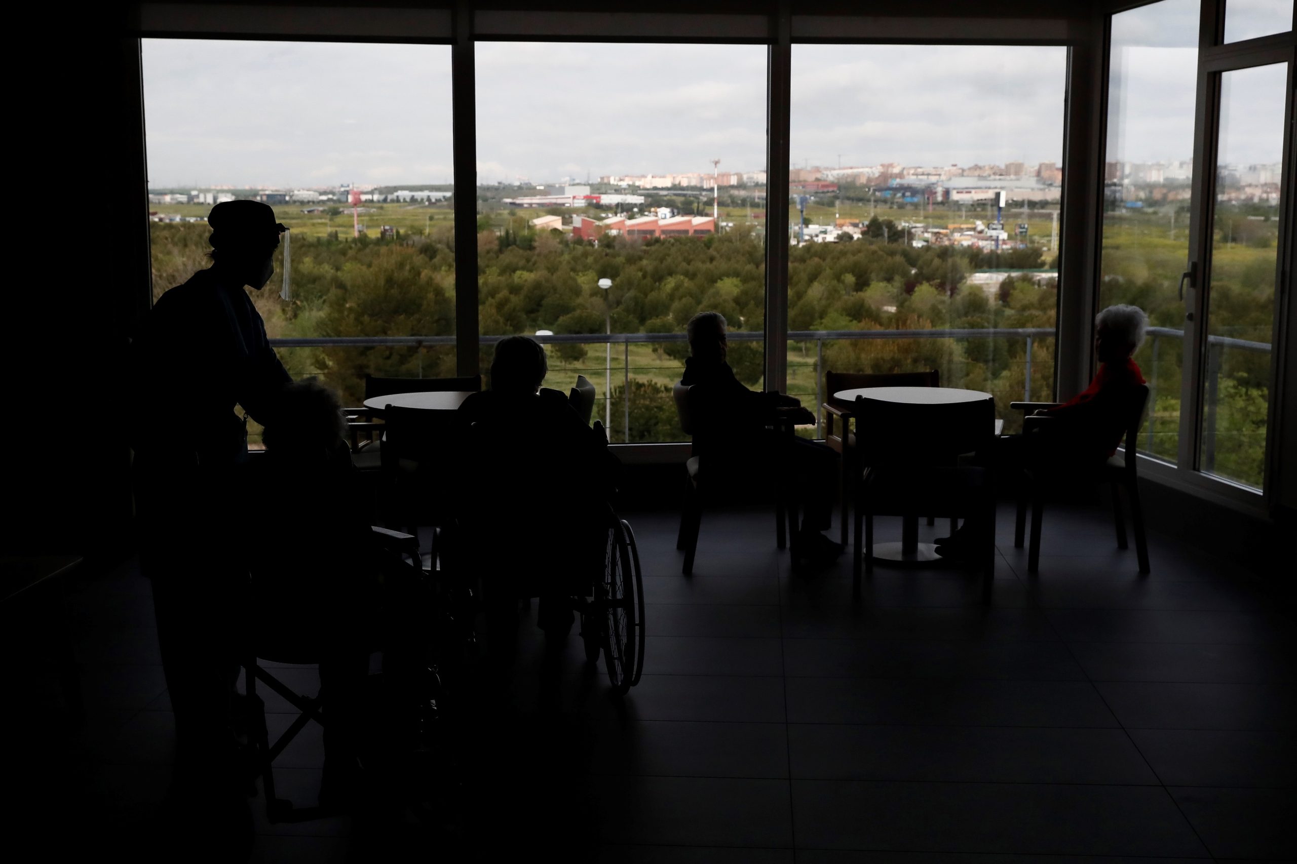 Idosos que estão em lares ou centros de dia têm várias doenças e dependência, refere estudo