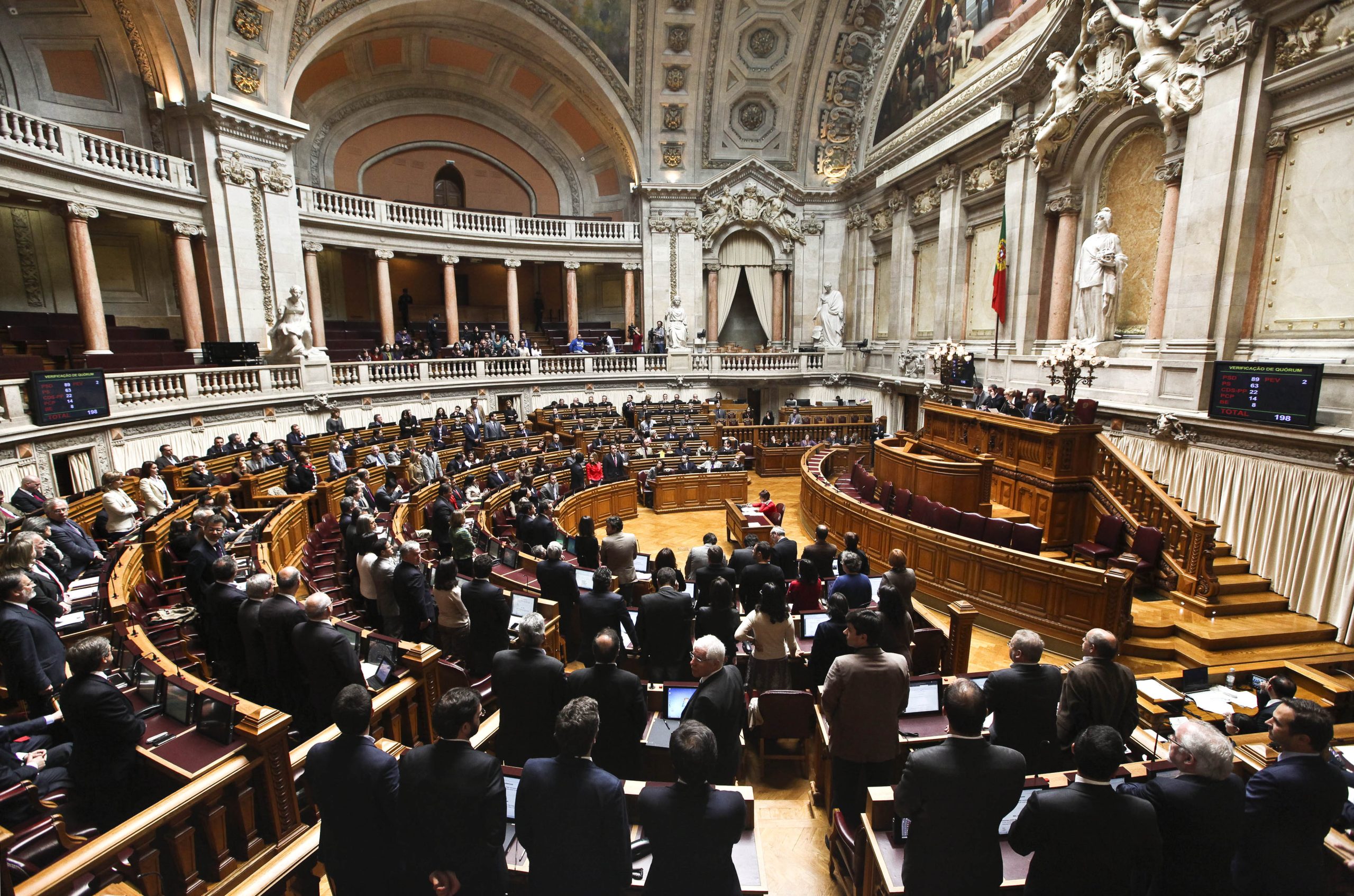 Diploma de alargamento da idade de adoção até aos 18 anos aprovado no parlamento por unanimidade