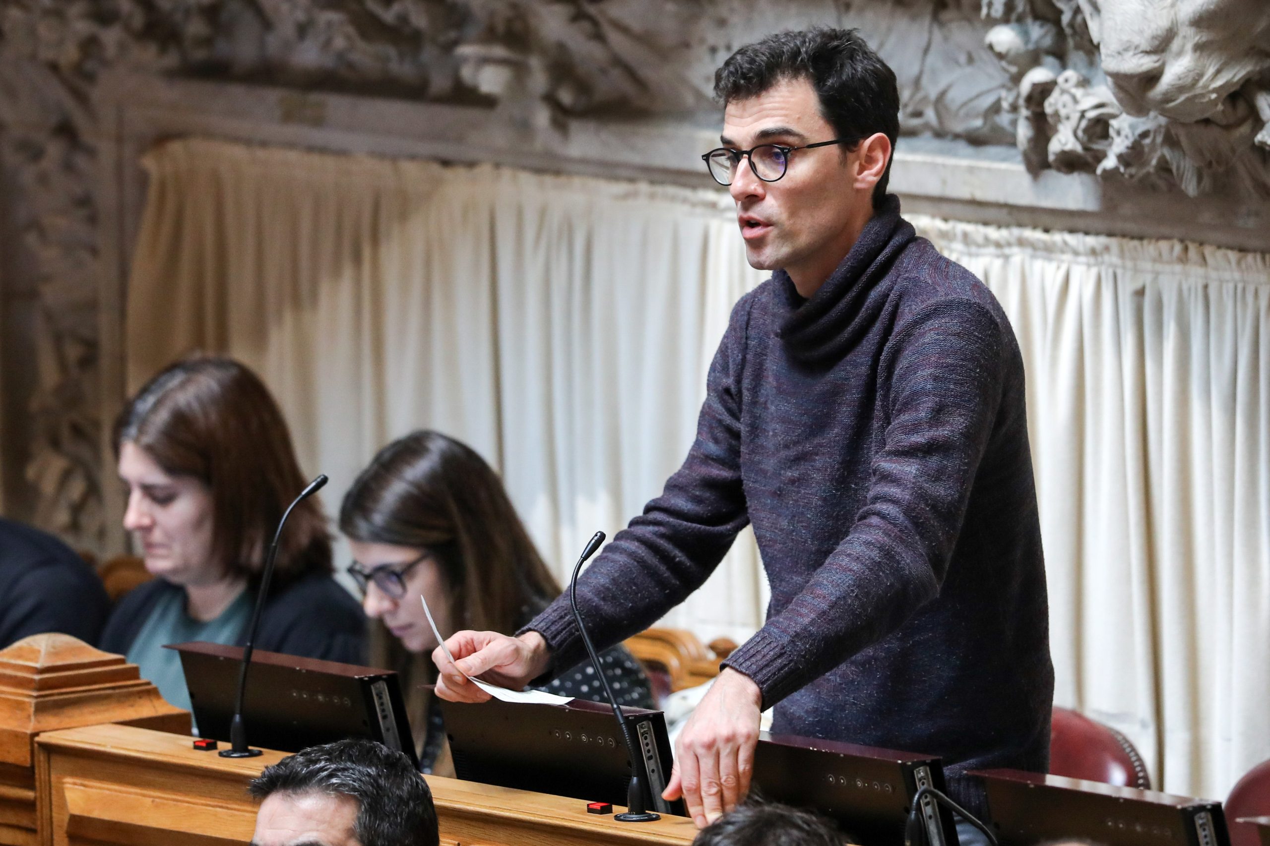 “Vem tarde e ficou aquém”. BE critica redução do IVA da eletricidade de acordo com consumo