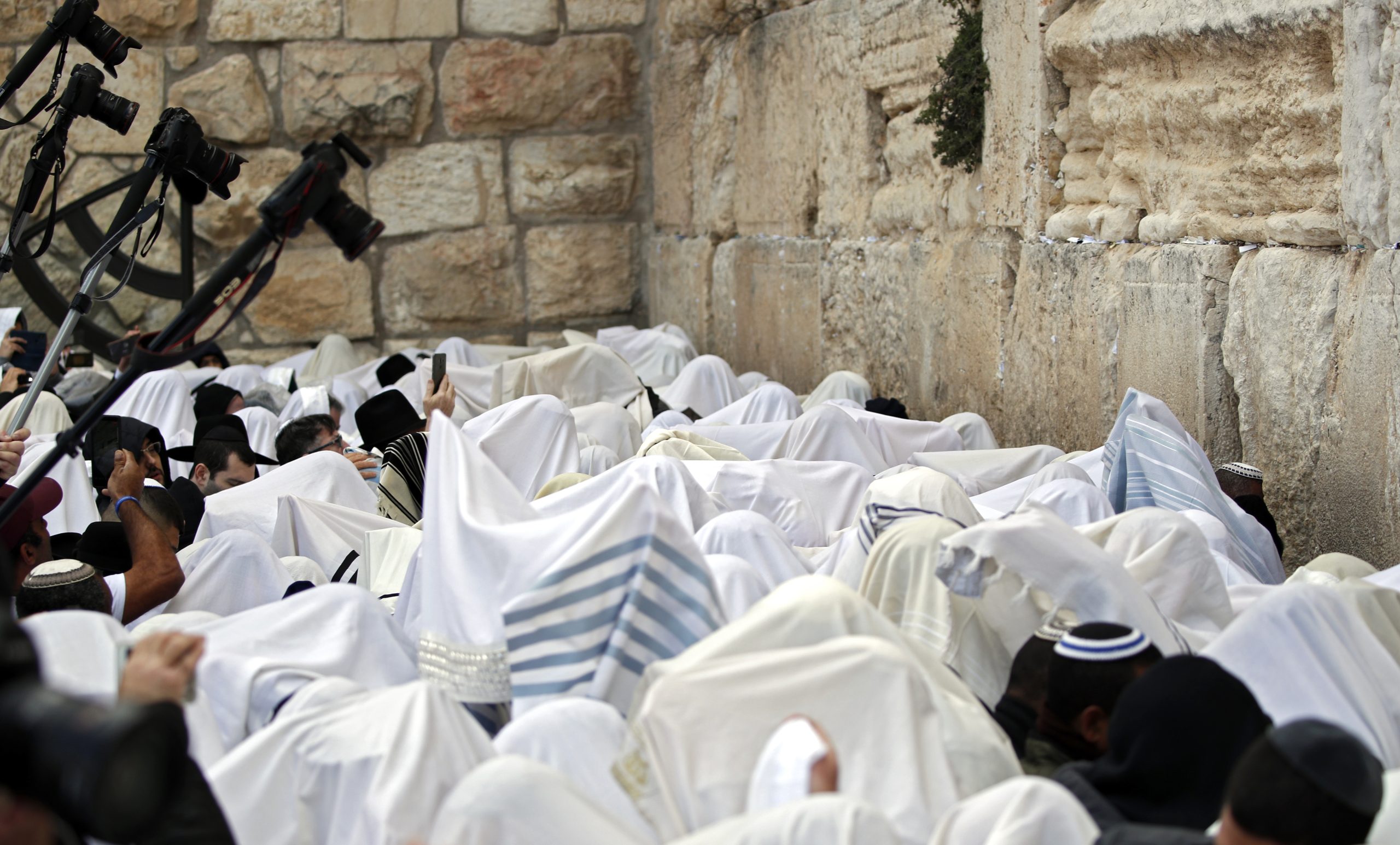 Numa mancha branca, milhares celebram a Páscoa judaica em Jerusalém