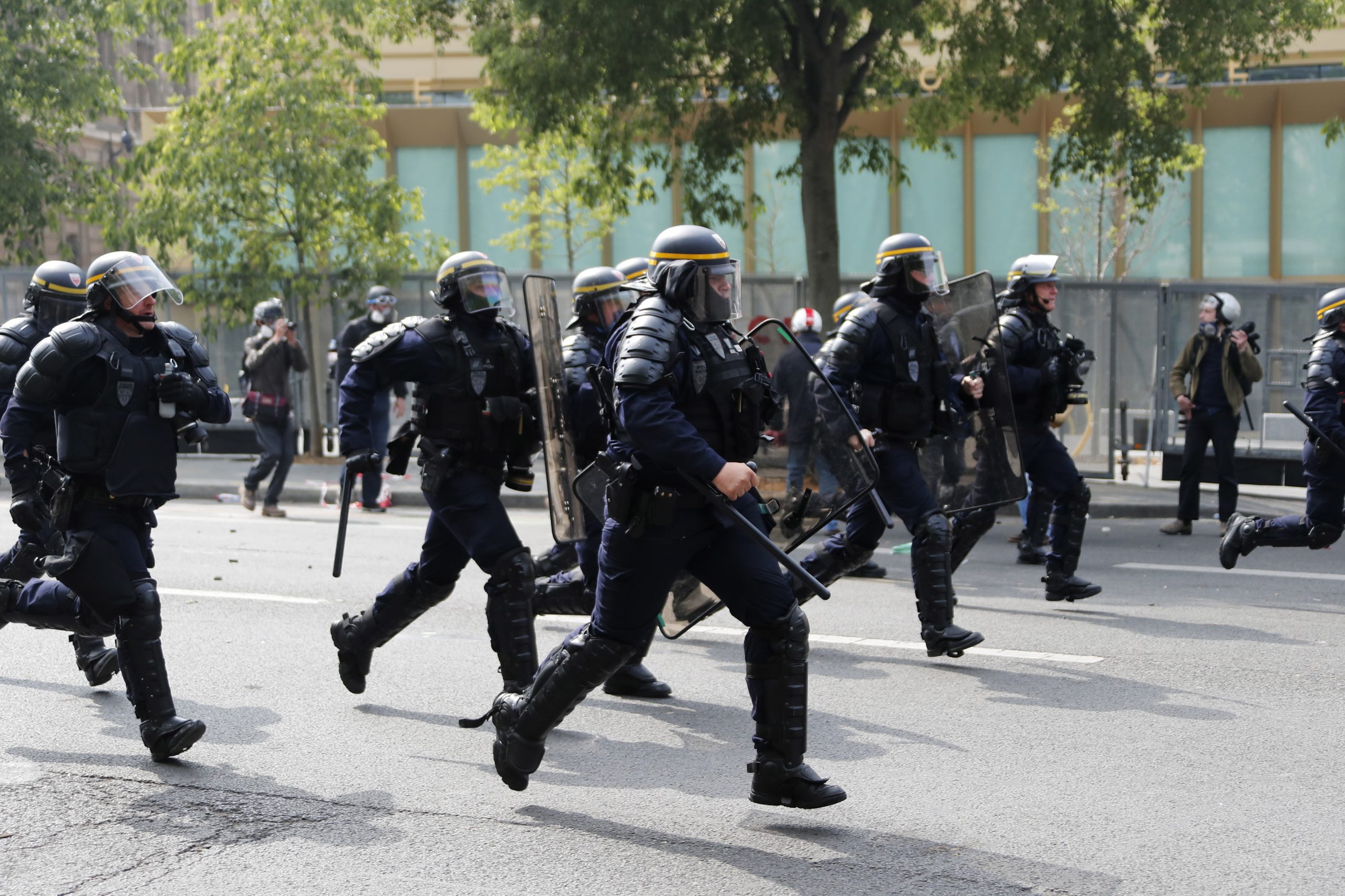 Coletes amarelos. França mobiliza milhares de polícias devido a manifestações programadas para sábado