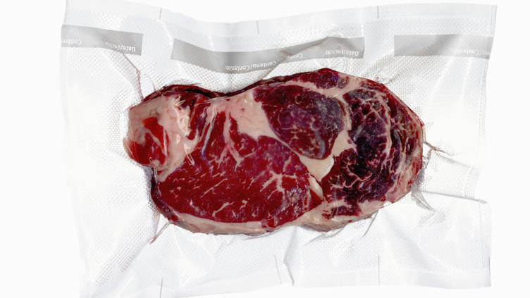 Europeus terão de baixar consumo de carne e lacticínios para reduzir gases de efeito de estufa, diz estudo