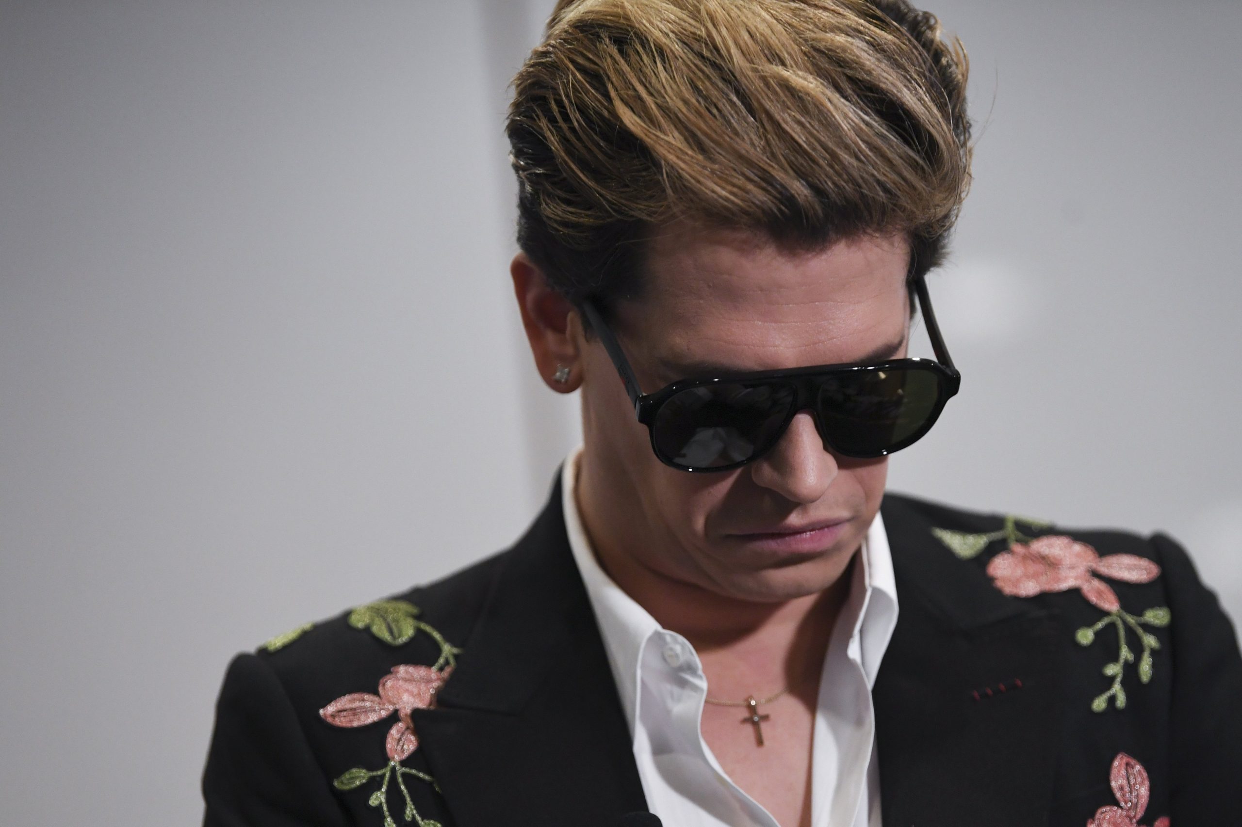 Visita de escritor de extrema-direita Milo Yiannopoulos motiva protestos violentos na Austrália