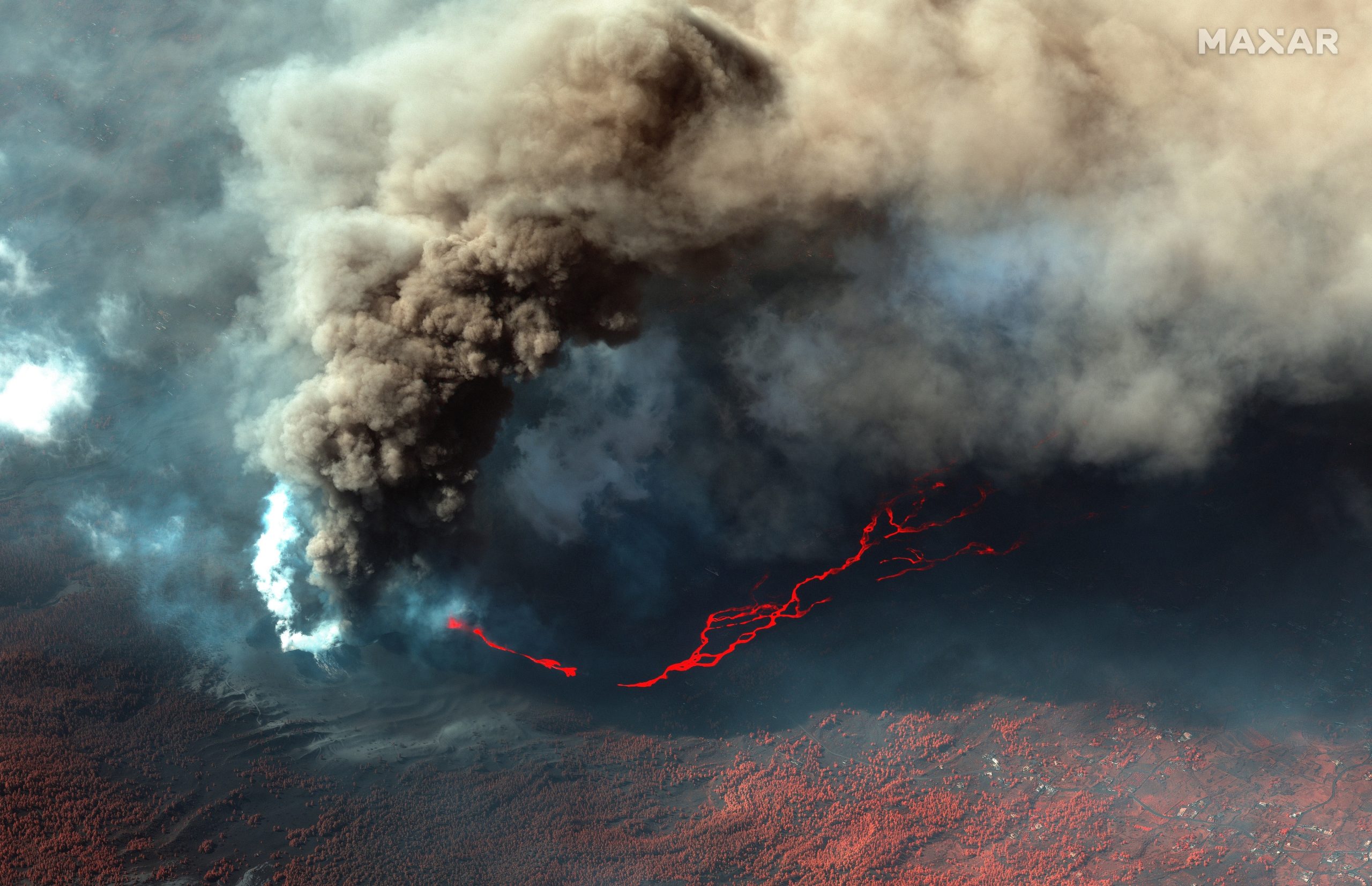 Erupção de lava em La Palma regista fortes explosões e voos são cancelados