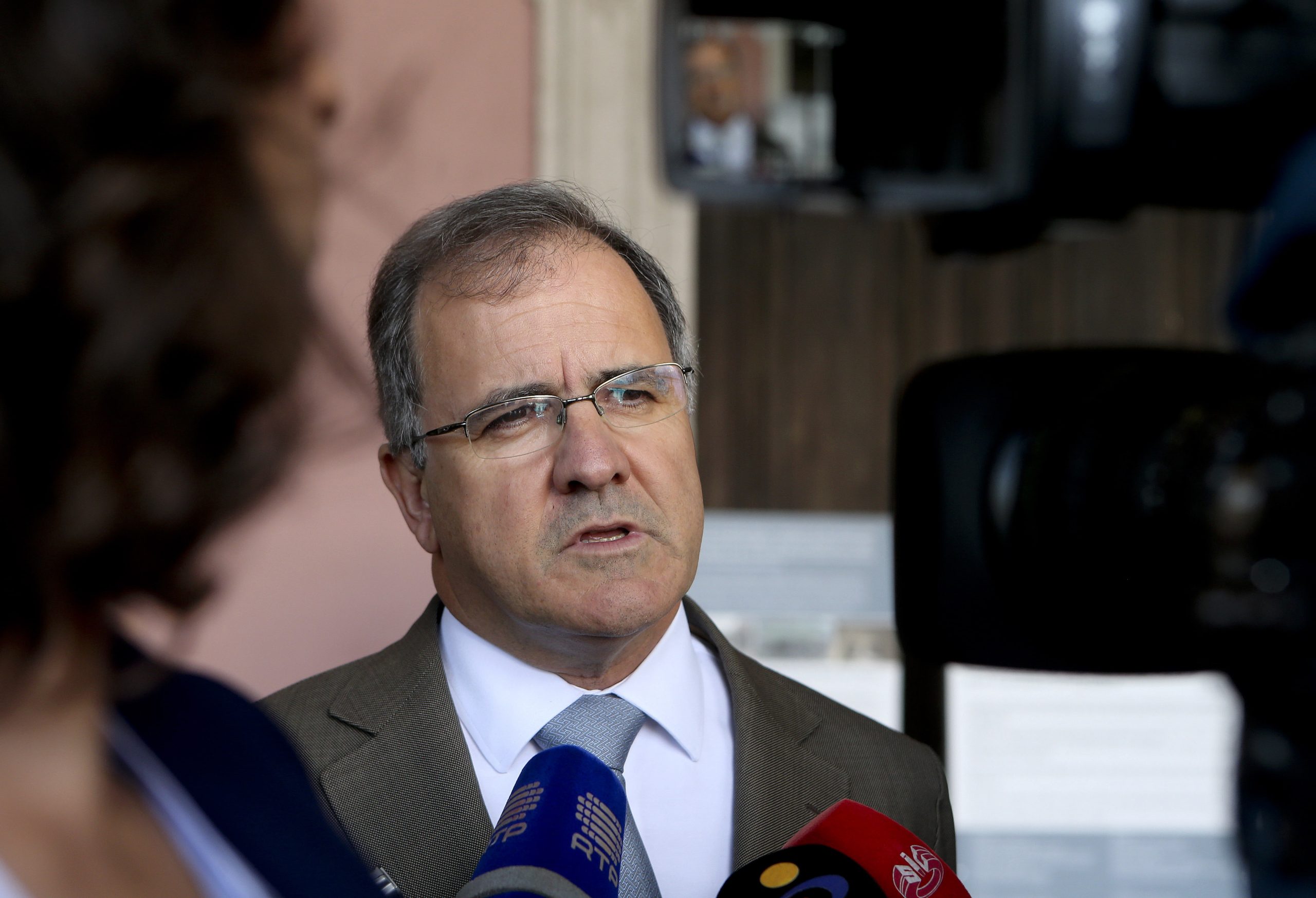 Belmiro de Azevedo era um “empresário invulgar” que venceu sem “subserviência aos poderes políticos”, diz Pires de Lima