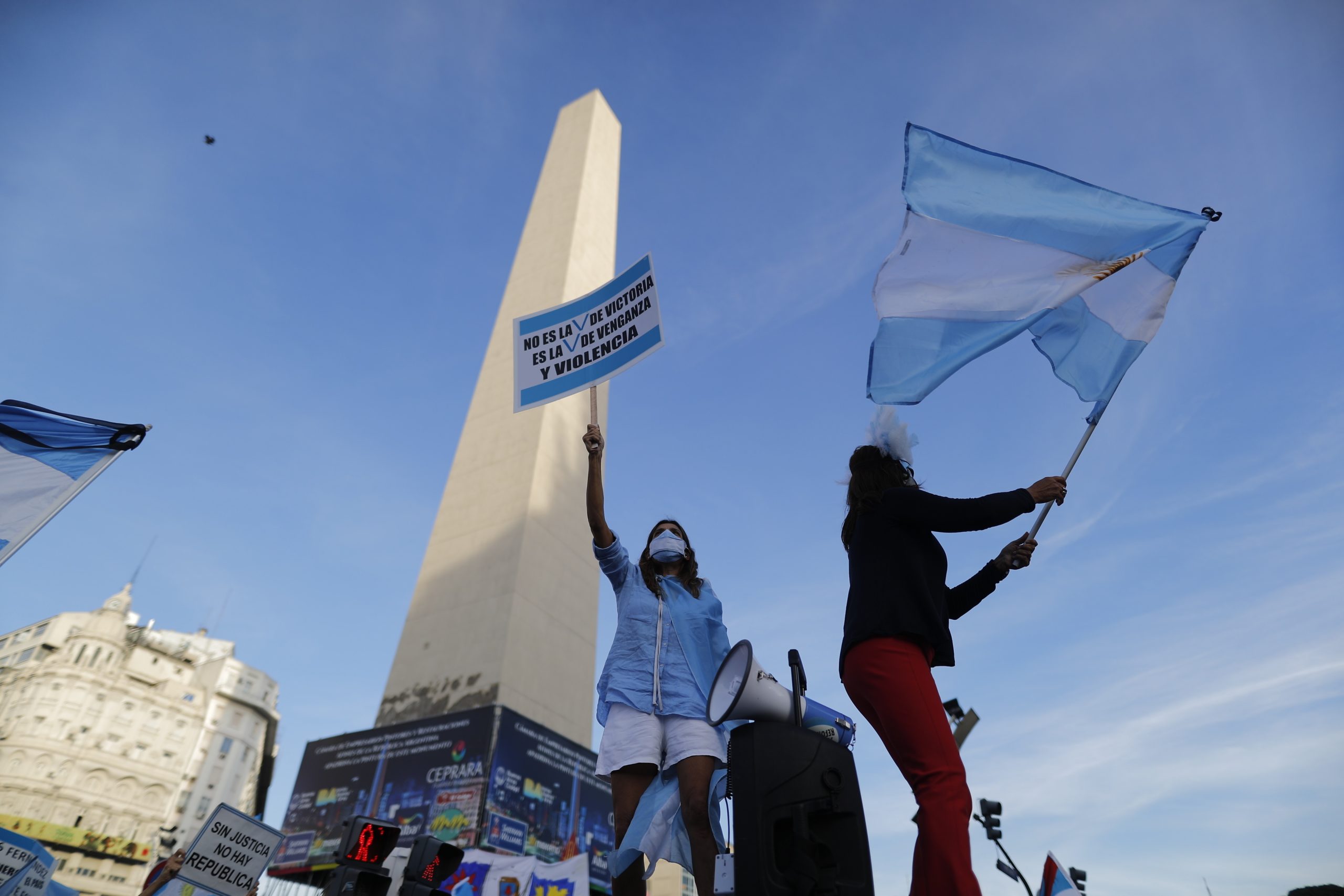 Milhares de pais e filhos protestam em Buenos Aires contra as escolas fechadas