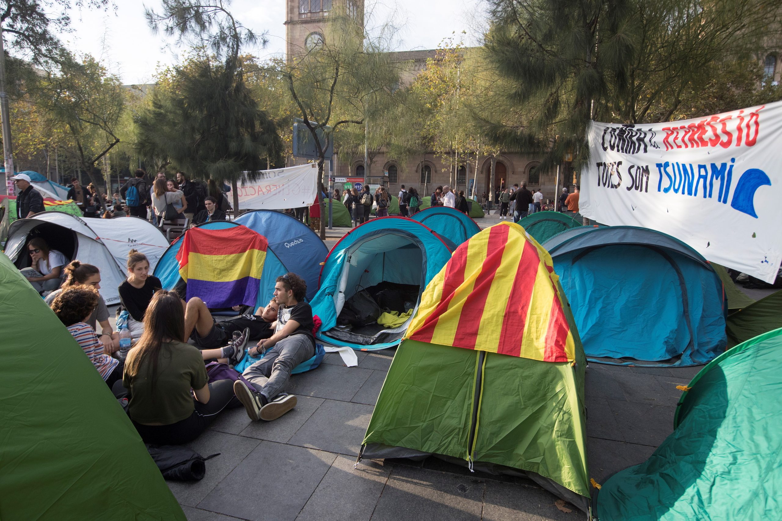 Dezenas de estudantes acampam em protesto na Universidade de Barcelona