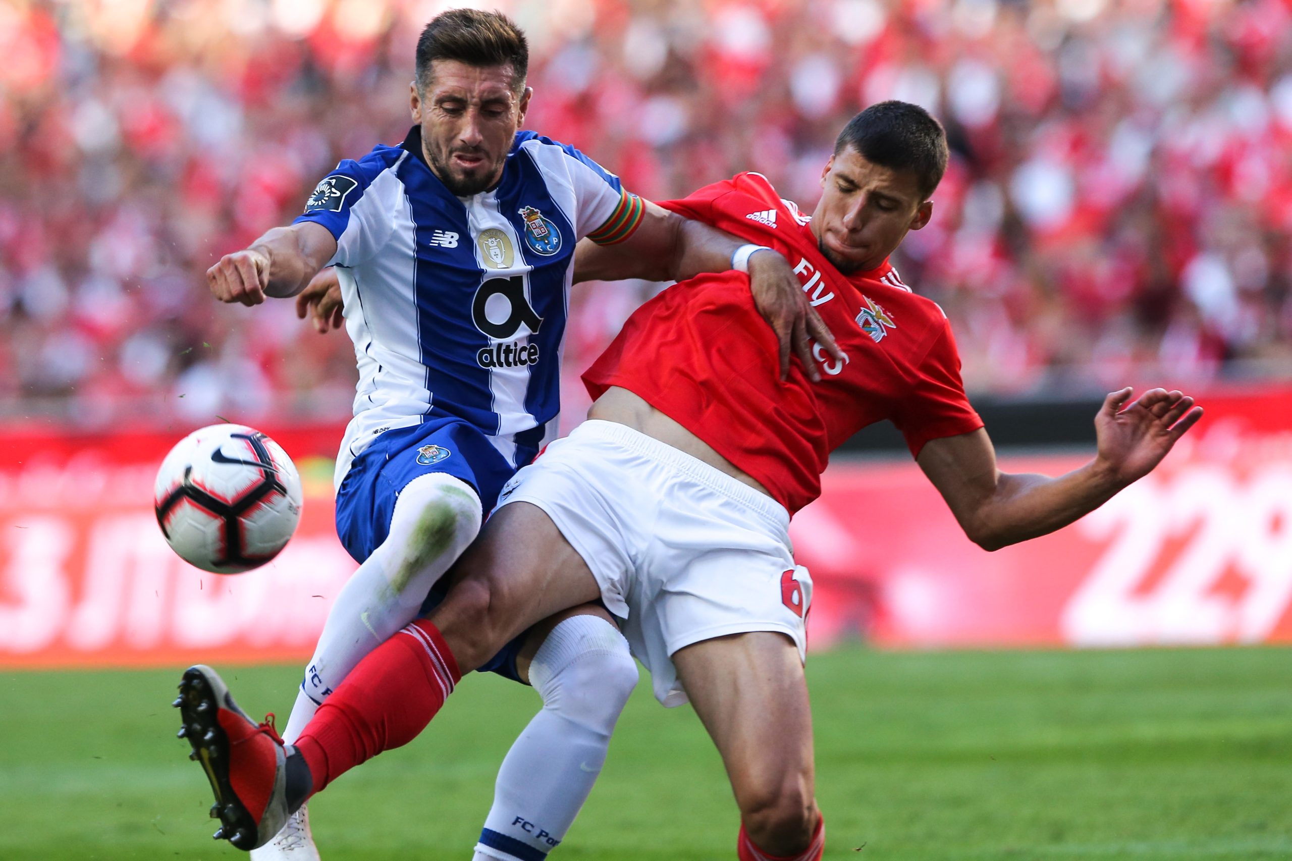 Adeptos do Benfica em viatura própria é desafio para a segurança, diz PSP