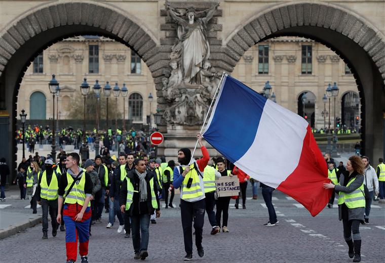 Da “mensagem para o senhor Macron” aos confrontos com a polícia. Assim foi um ano de coletes amarelos