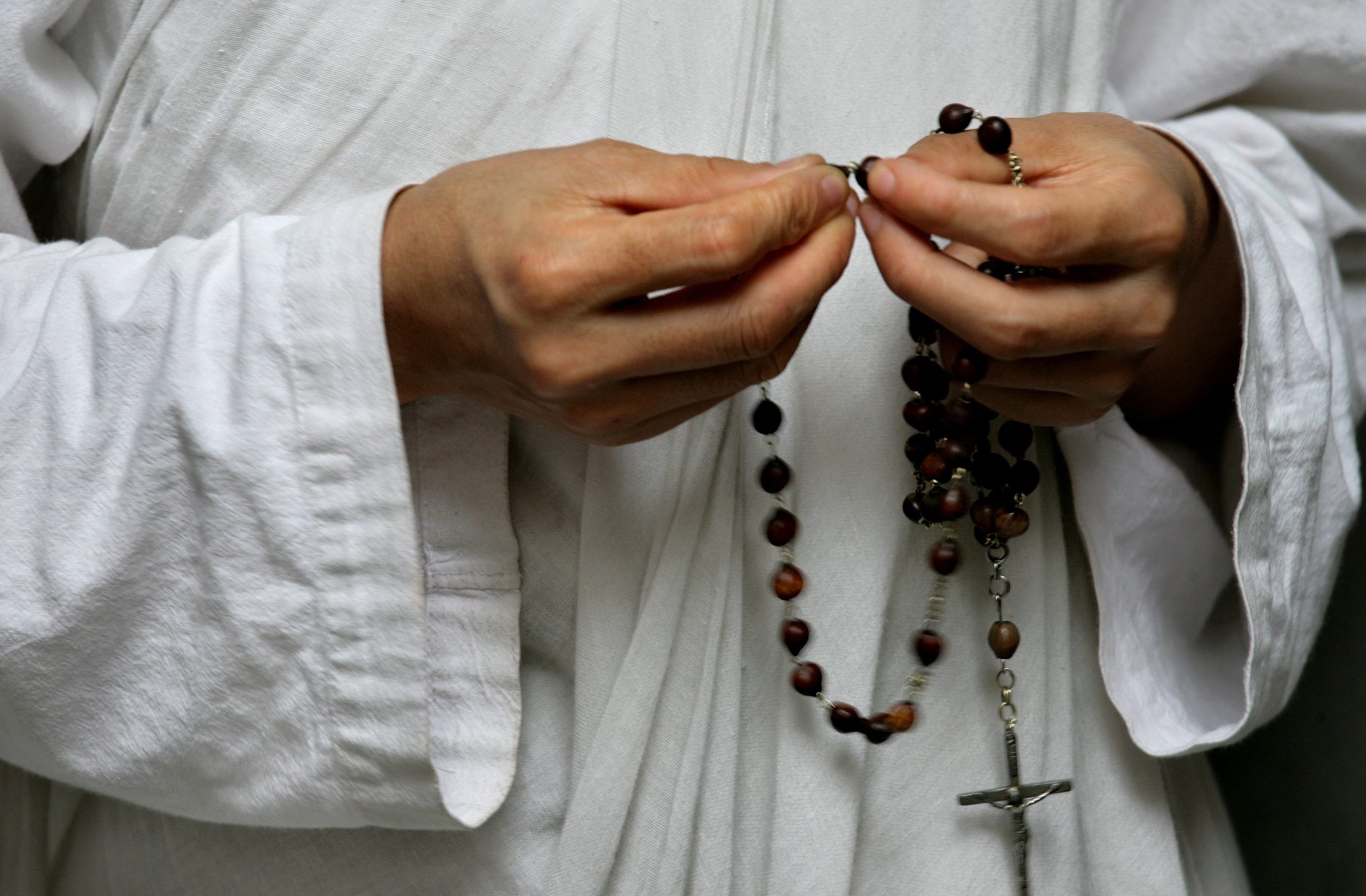 Obrigação de denúncia de abusos na igreja, mas sem violar segredo da confissão