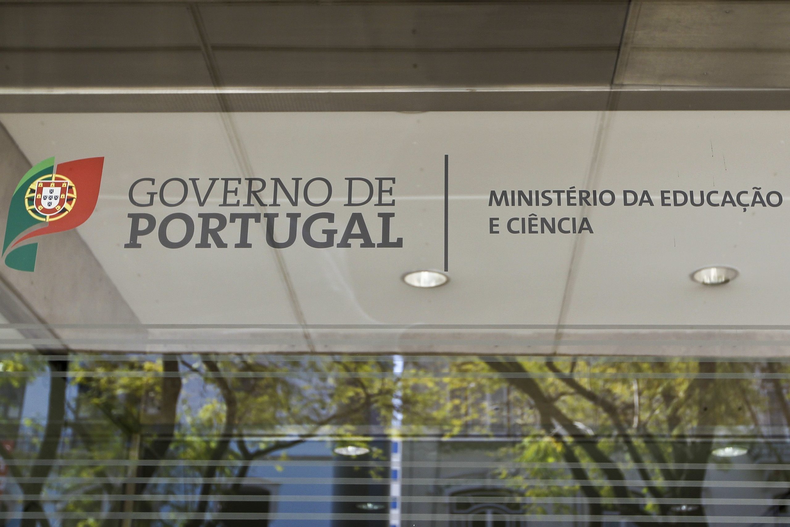 Ministério da Educação pagou mais de um milhão de euros em serviços de conectividade de portáteis não usados