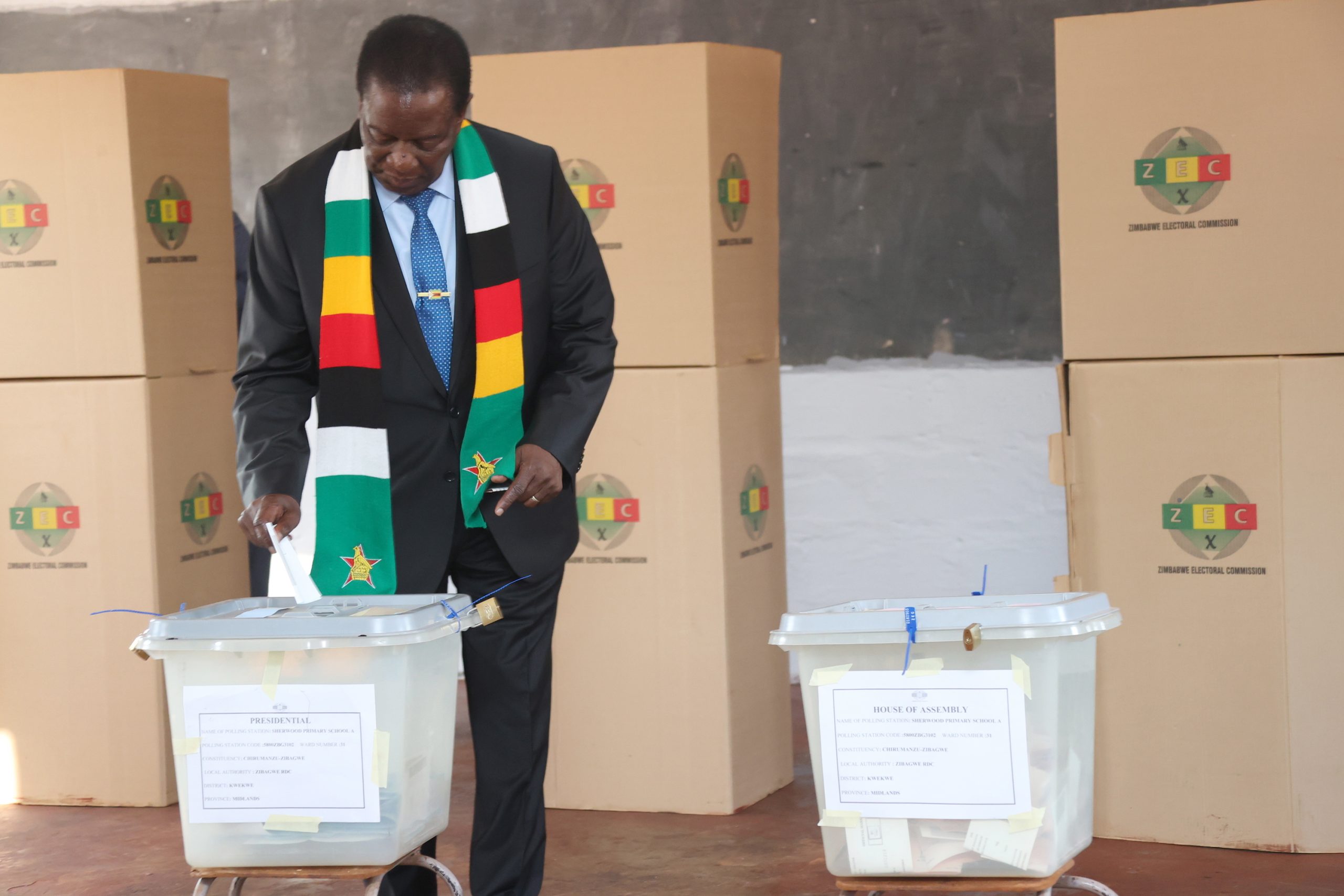 Emmerson Mnangagwa eleito Presidente do Zimbabué e realça “democracia madura” apesar de reeleição contestada