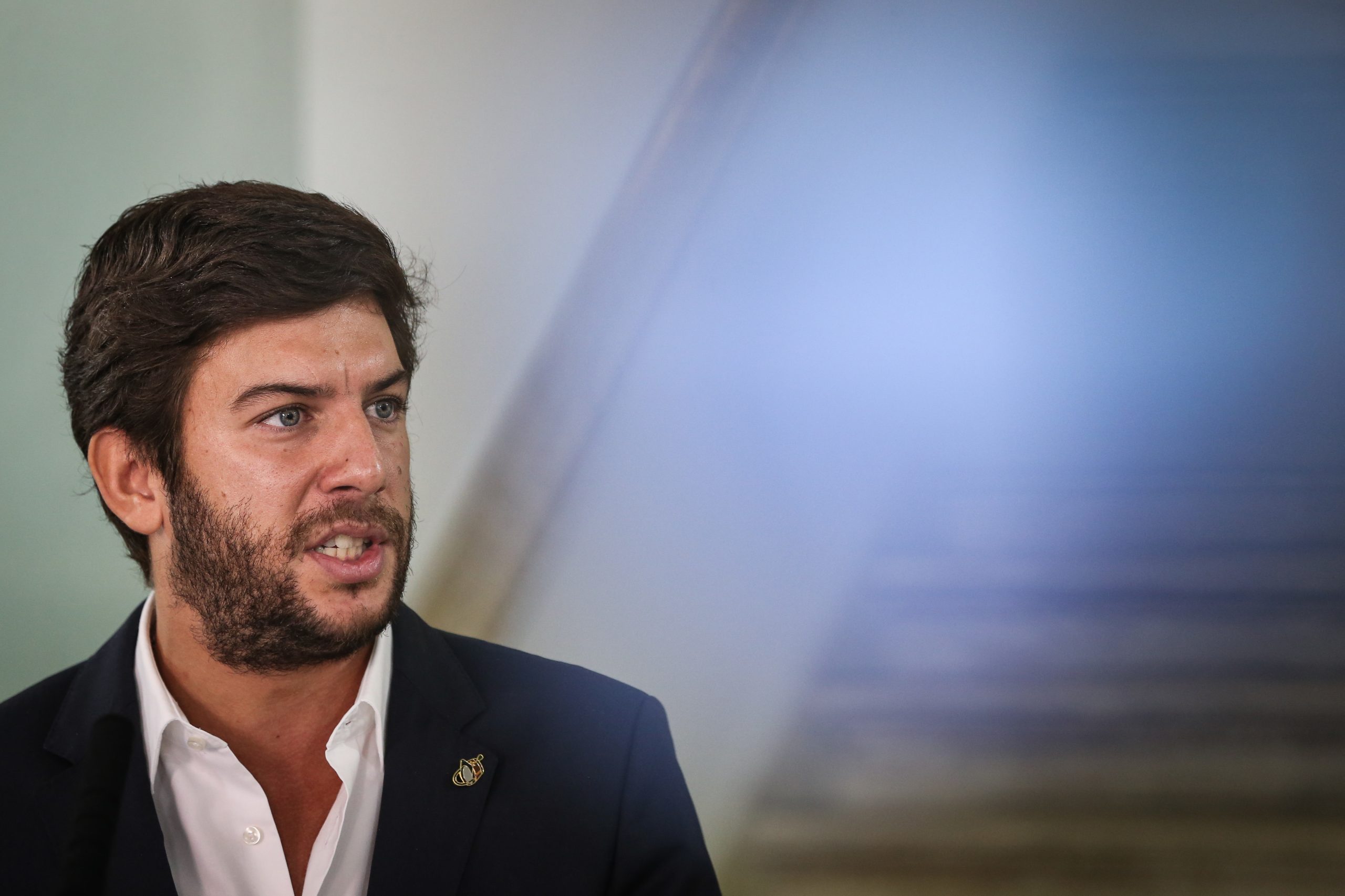 Rodrigues dos Santos critica “meias verdades”, João Almeida acusa líder de “tom tasqueiro”