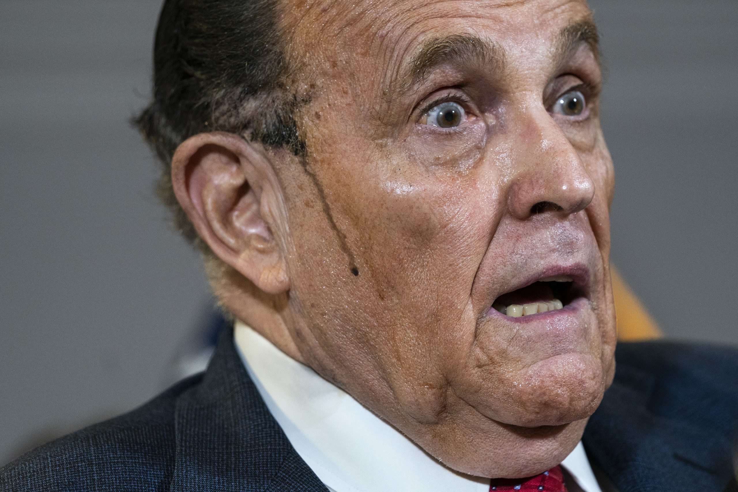 De Hugo Chávez à tinta do cabelo a escorrer pela cara. A surreal conferência de imprensa de Rudy Giuliani, o advogado de Donald Trump