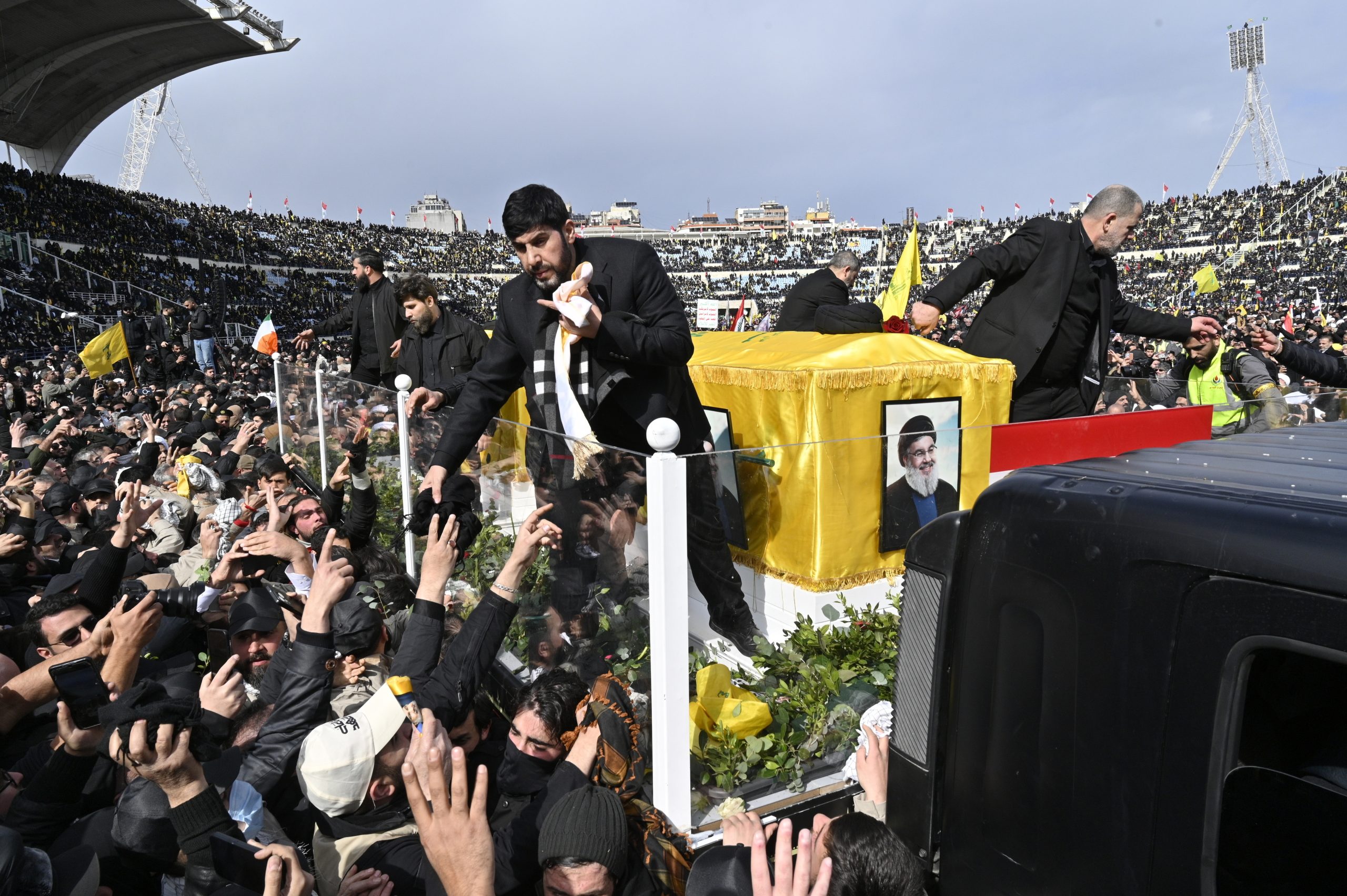 “Uma mensagem clara a qualquer um que ameace destruir Israel”. Aviões israelitas sobrevoam Beirute durante funeral de líderes do Hezbollah