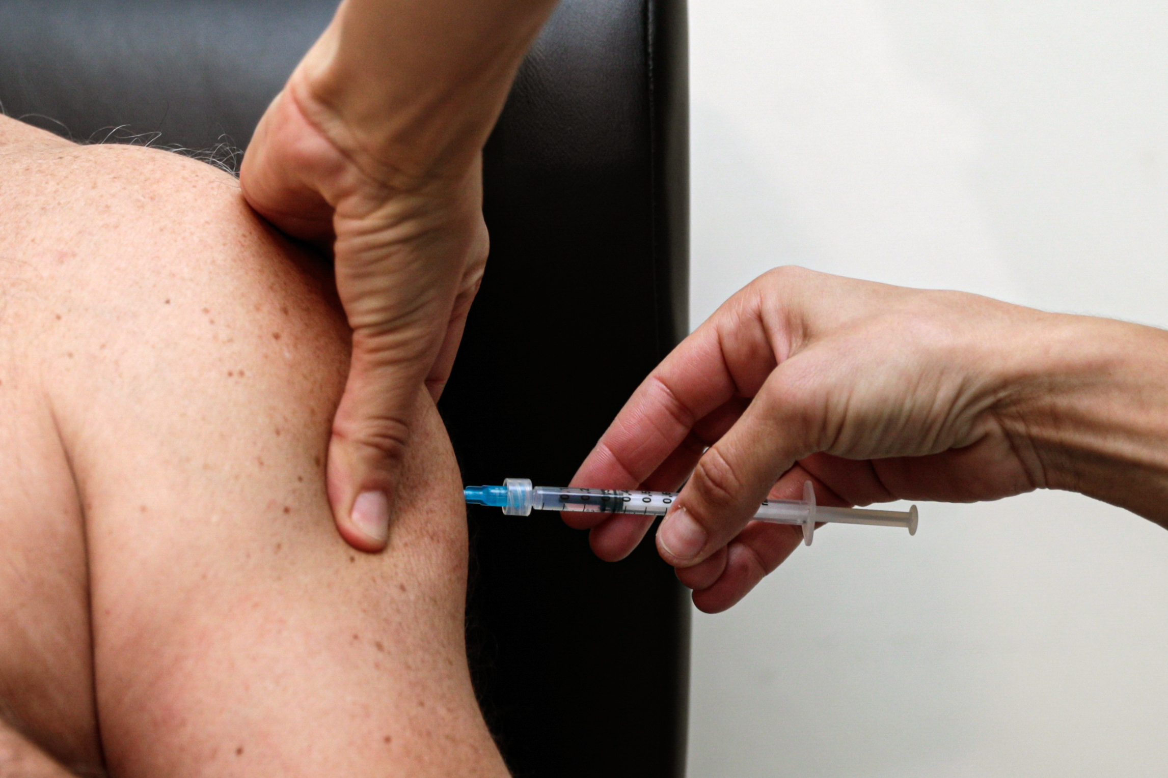 Covid-19: Serviço Nacional de Saúde alerta para mensagem falsa sobre vacinação